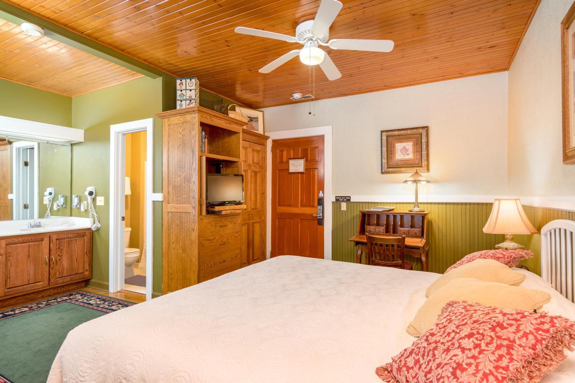 Highland Lake Inn & Resort - Flat Rock photo 32