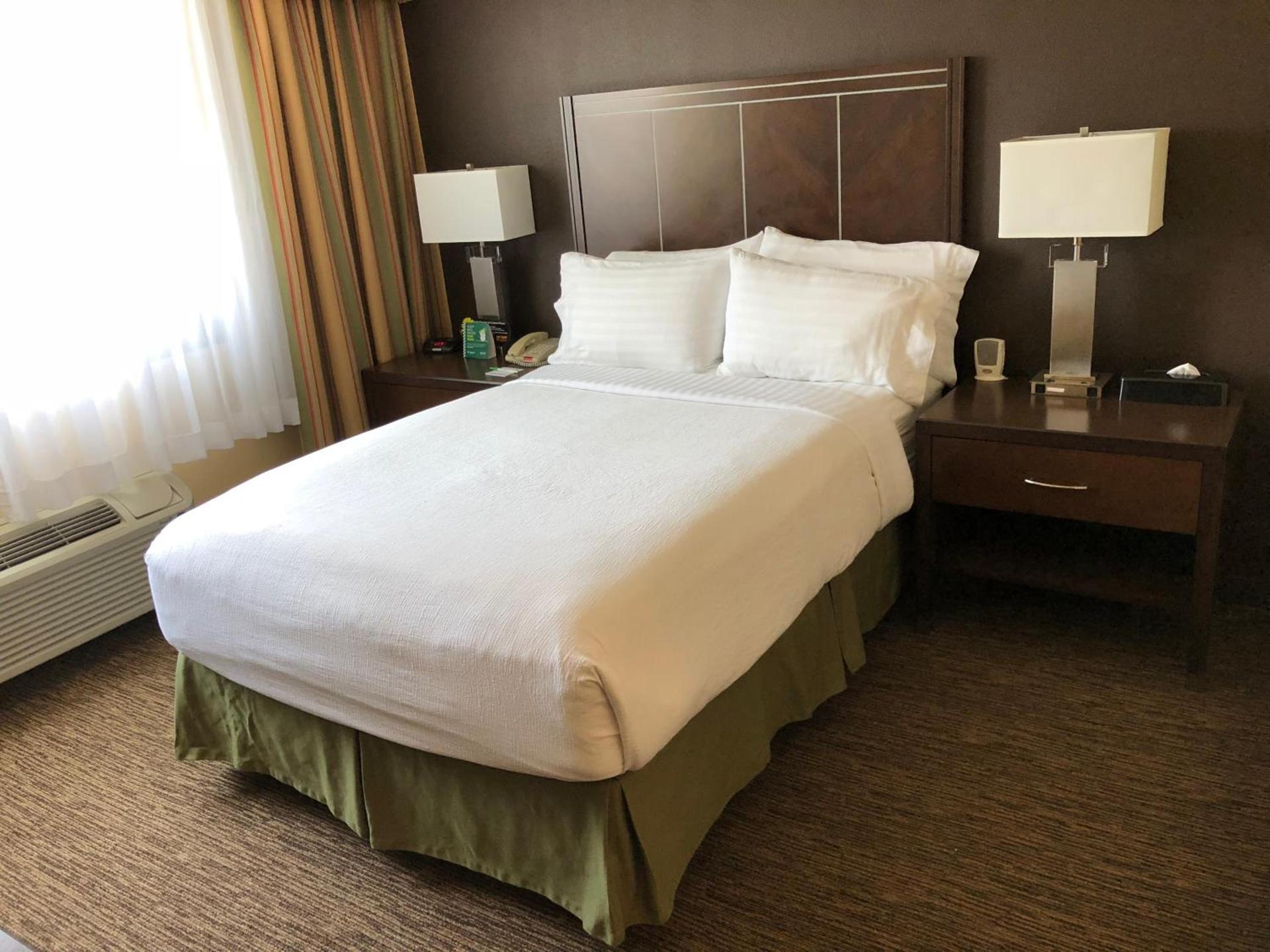 Holiday Inn Hotel & Suites Anaheim by IHG photo 3