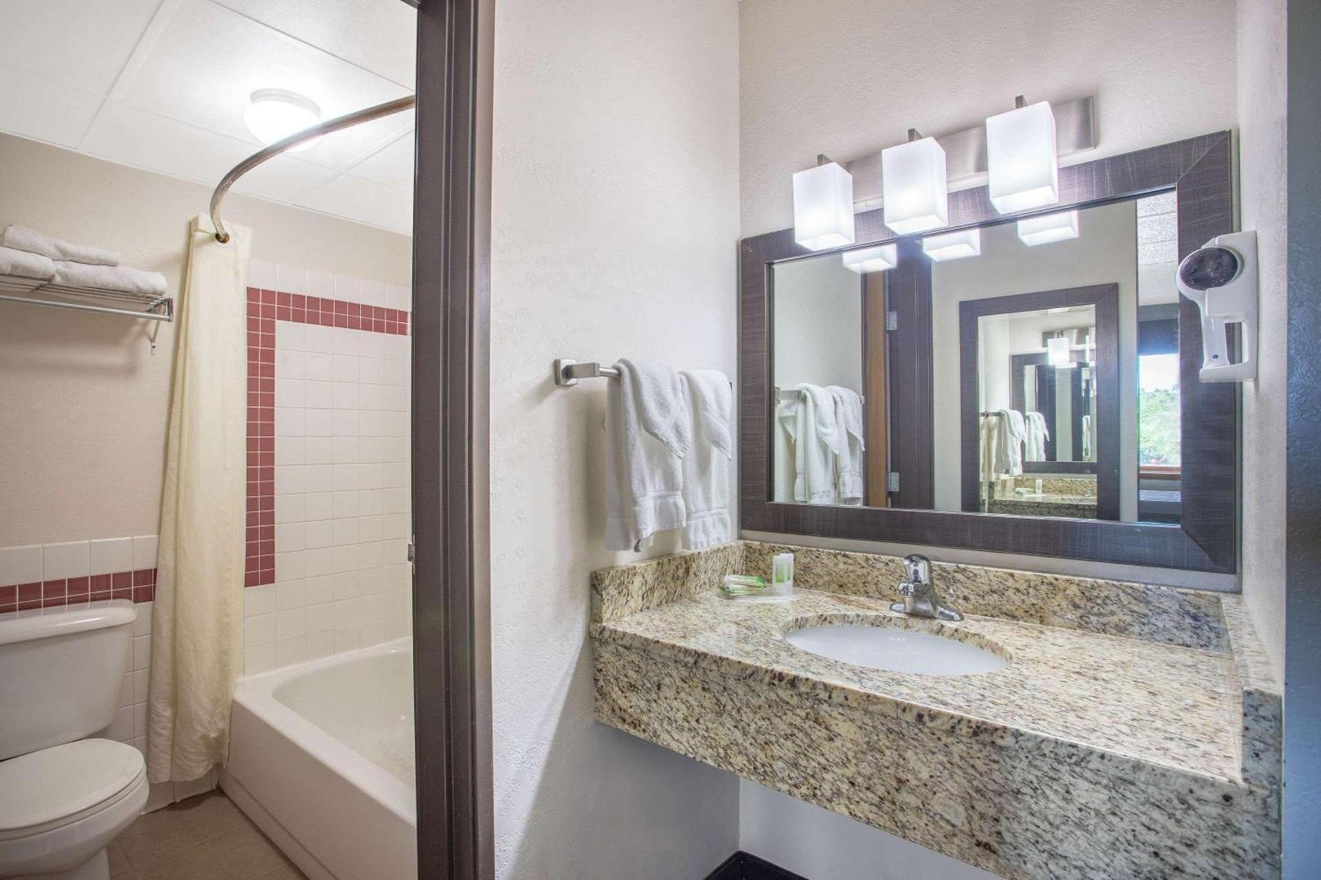 AmericInn by Wyndham Hayward photo 11