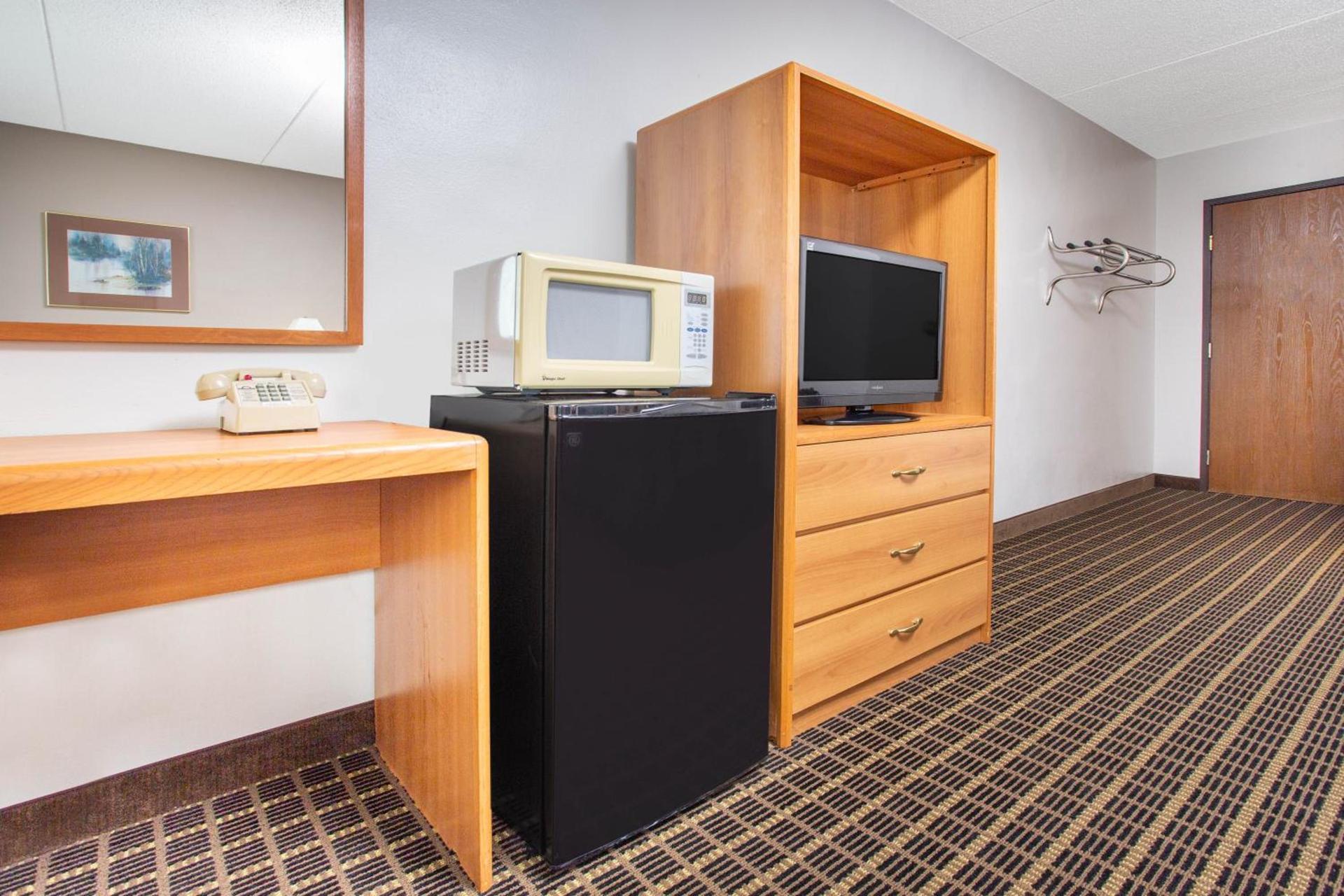 Days Inn by Wyndham Fond du Lac photo 20