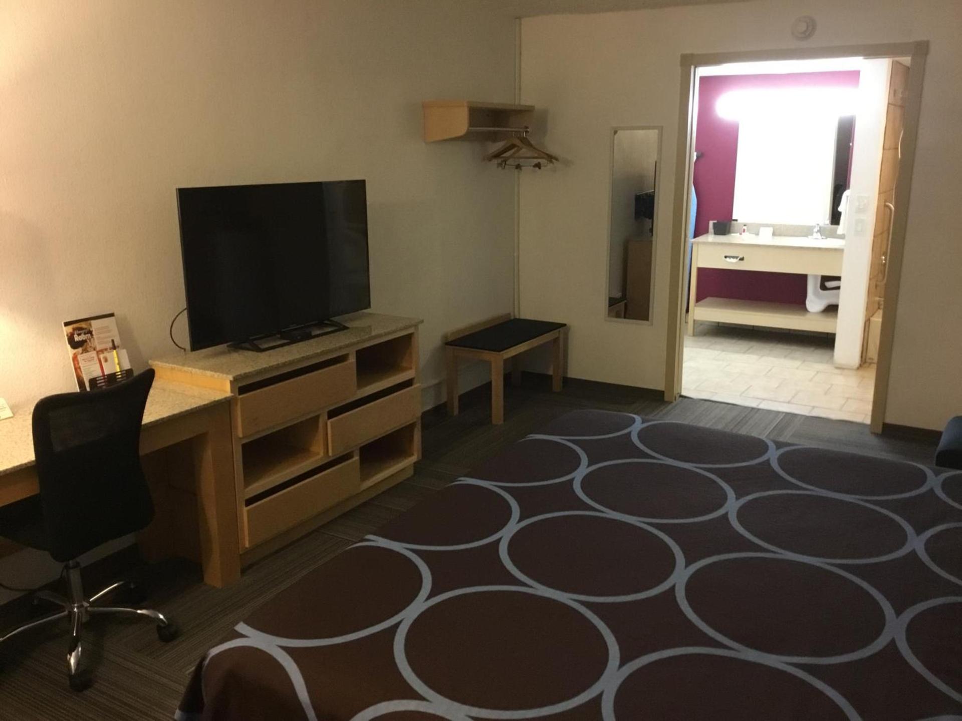 Super 8 by Wyndham City of Moore photo 17