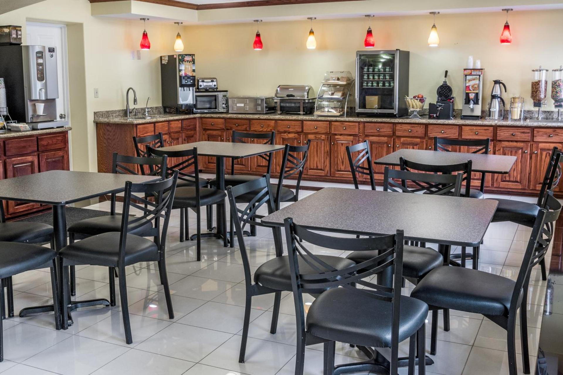 Days Inn by Wyndham Houston photo 18