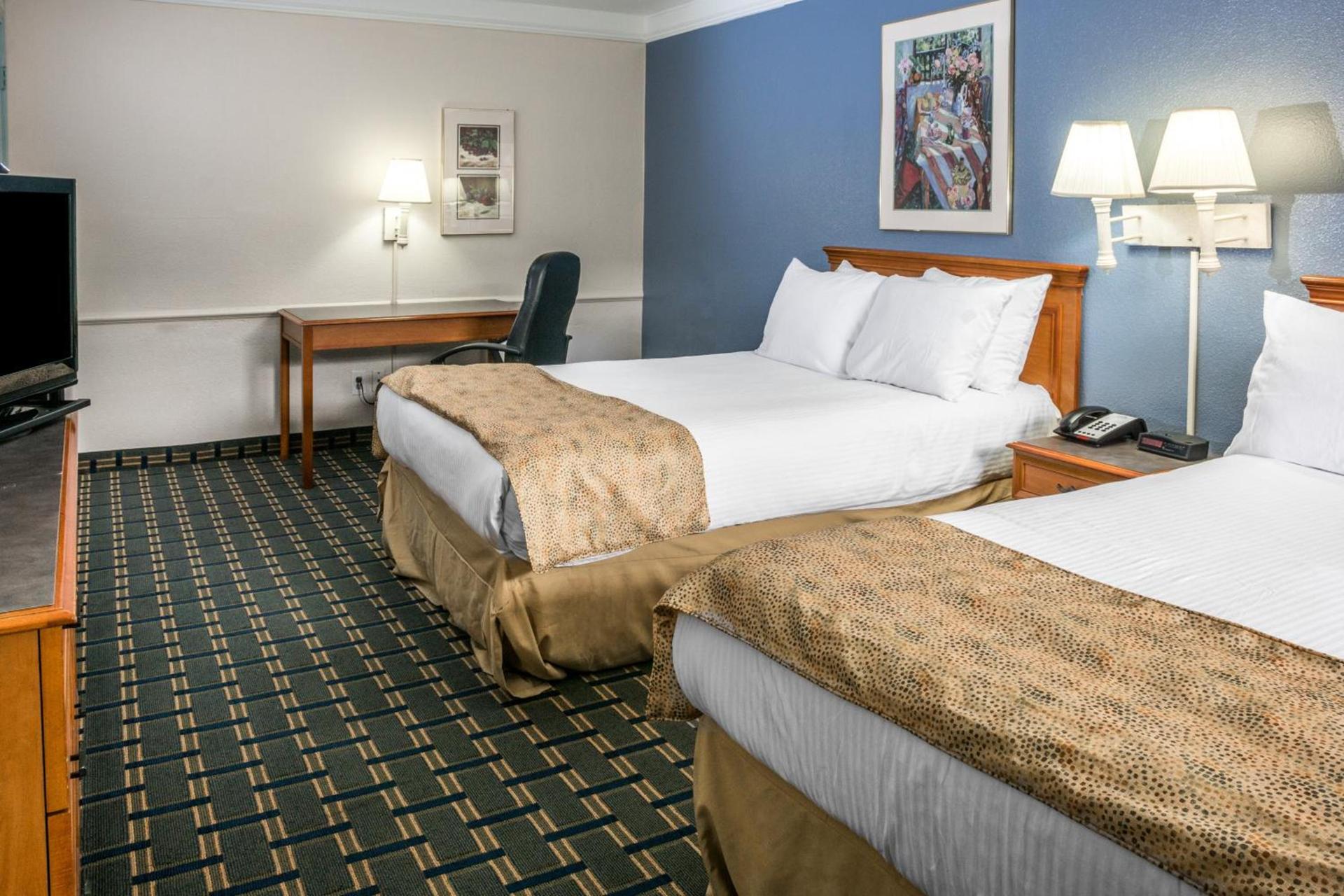 Days Inn by Wyndham Houston photo 14