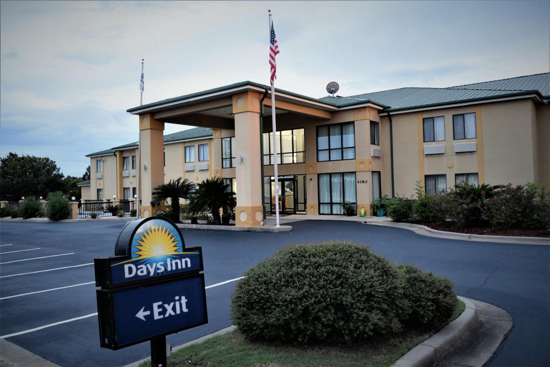 Days Inn by Wyndham Montgomery photo 23