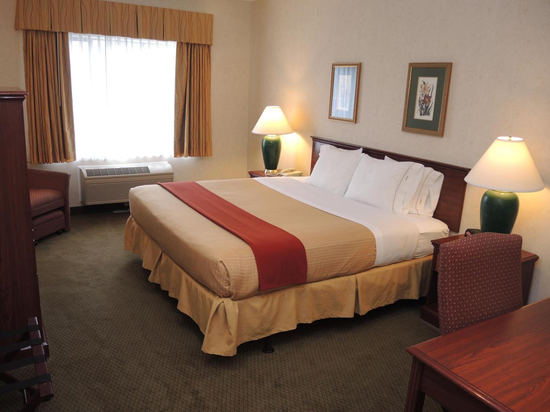 Evergreen Inn & Suites photo 20