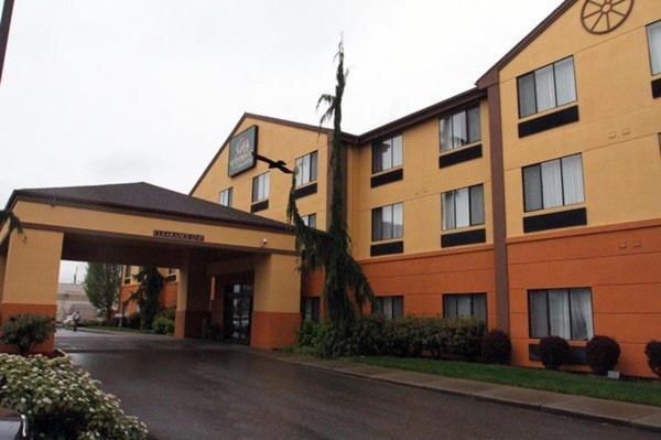 Evergreen Inn & Suites photo 2