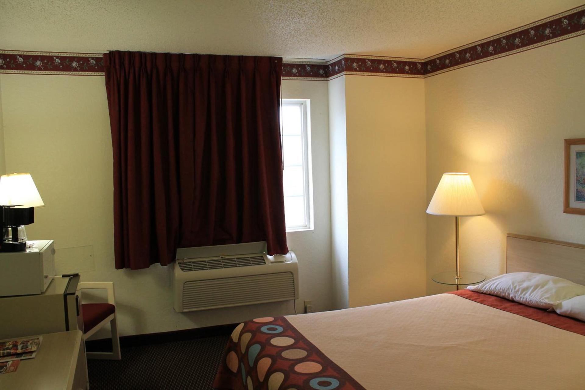 Super 8 by Wyndham San Antonio/Fiesta photo 21