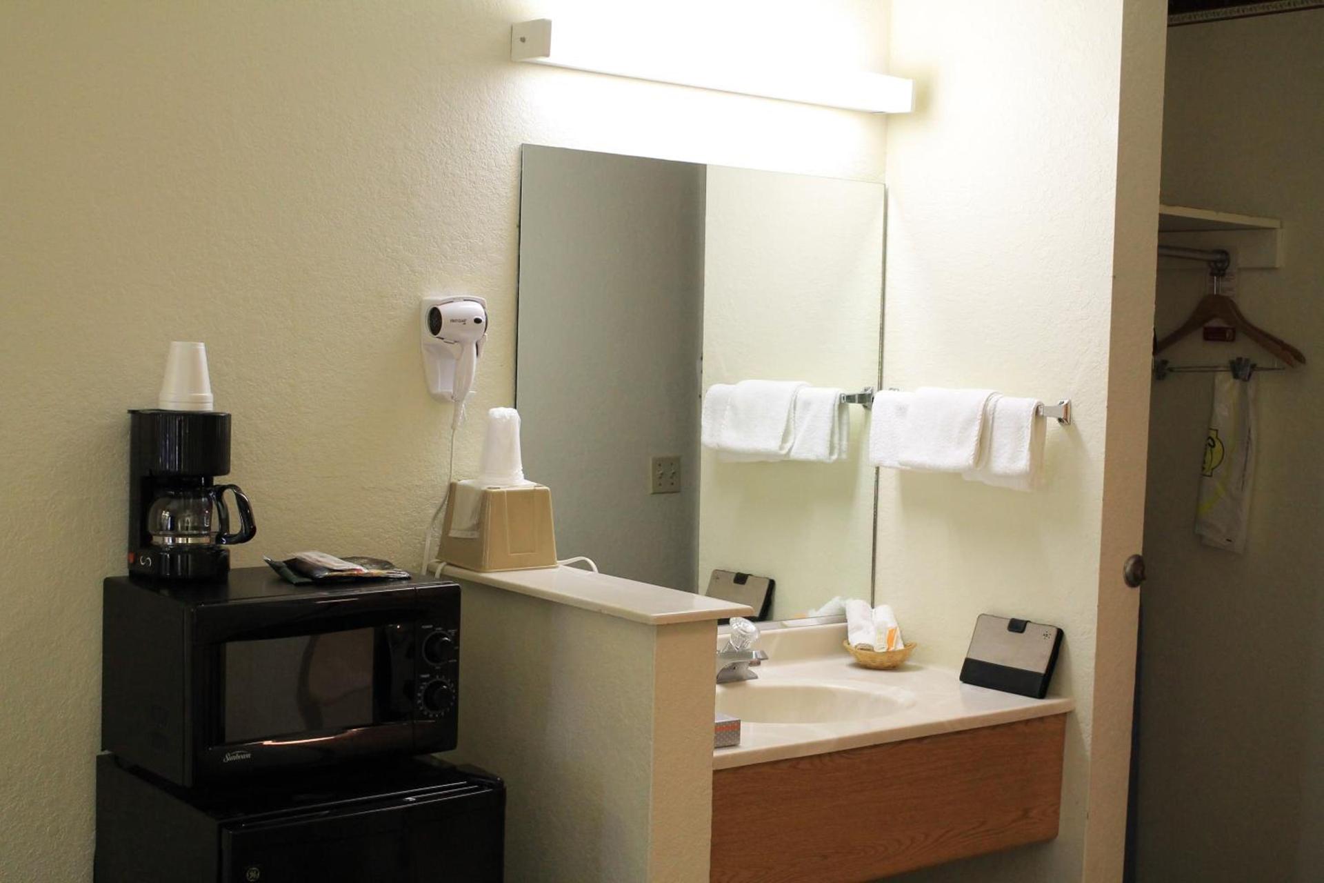 Super 8 by Wyndham San Antonio/Fiesta photo 23