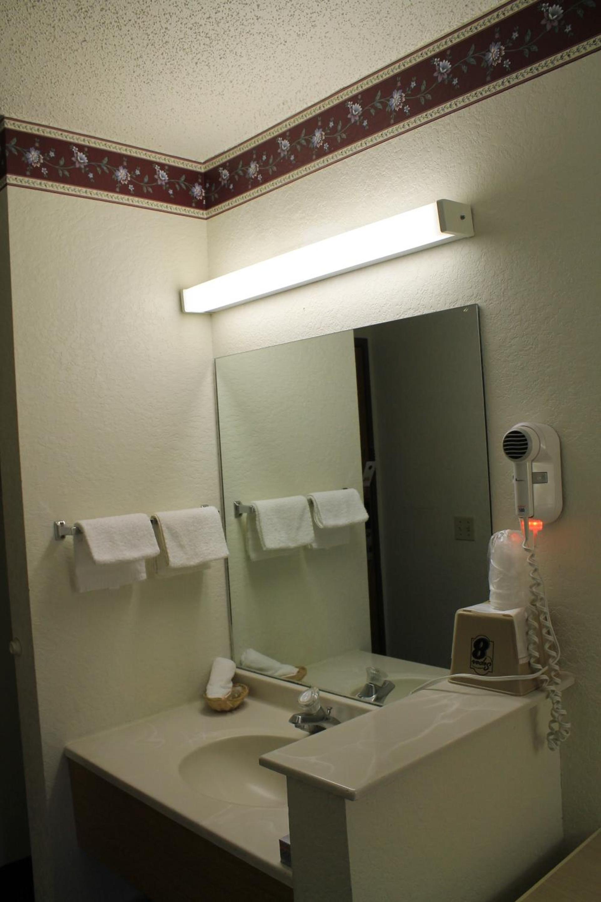 Super 8 by Wyndham San Antonio/Fiesta photo 20