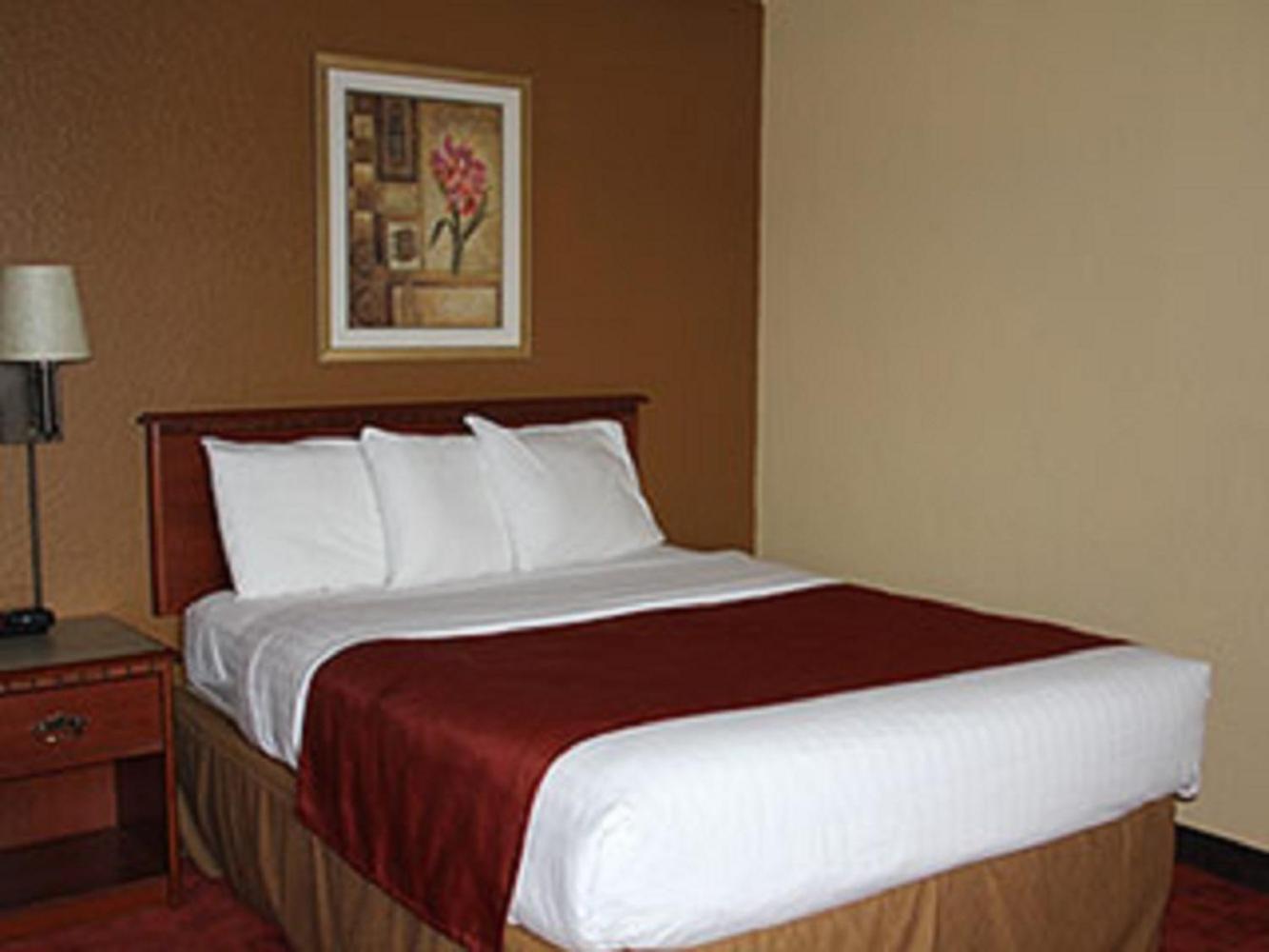 AmericInn by Wyndham West Bend photo 10