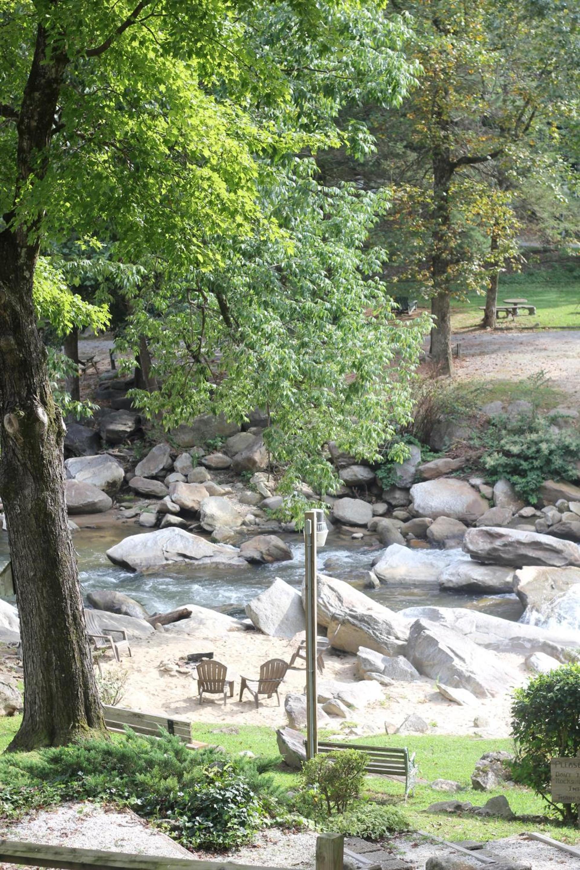 The Evening Shade River Lodge and Cabins photo 41