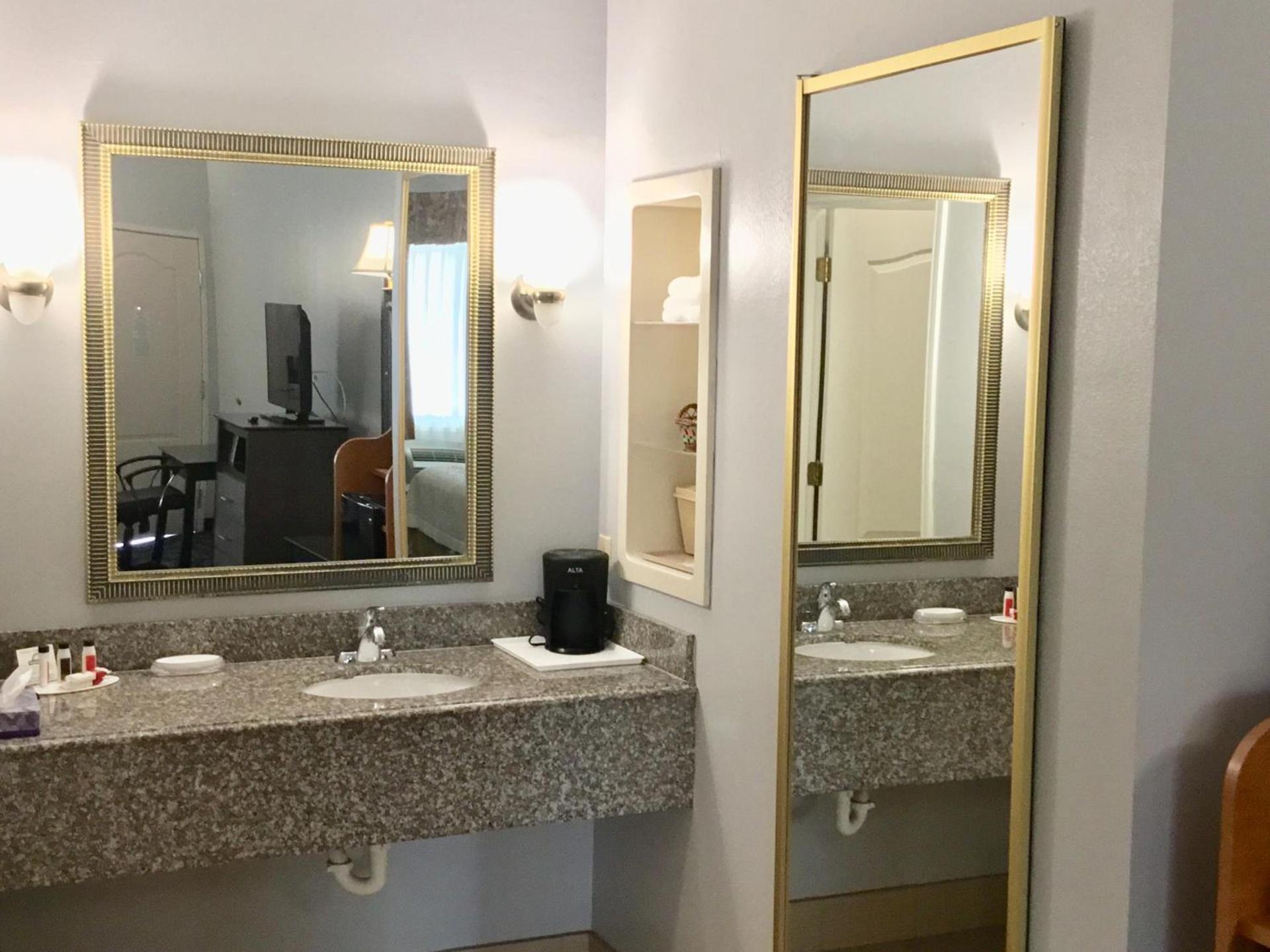 Days Inn by Wyndham Robstown photo 46