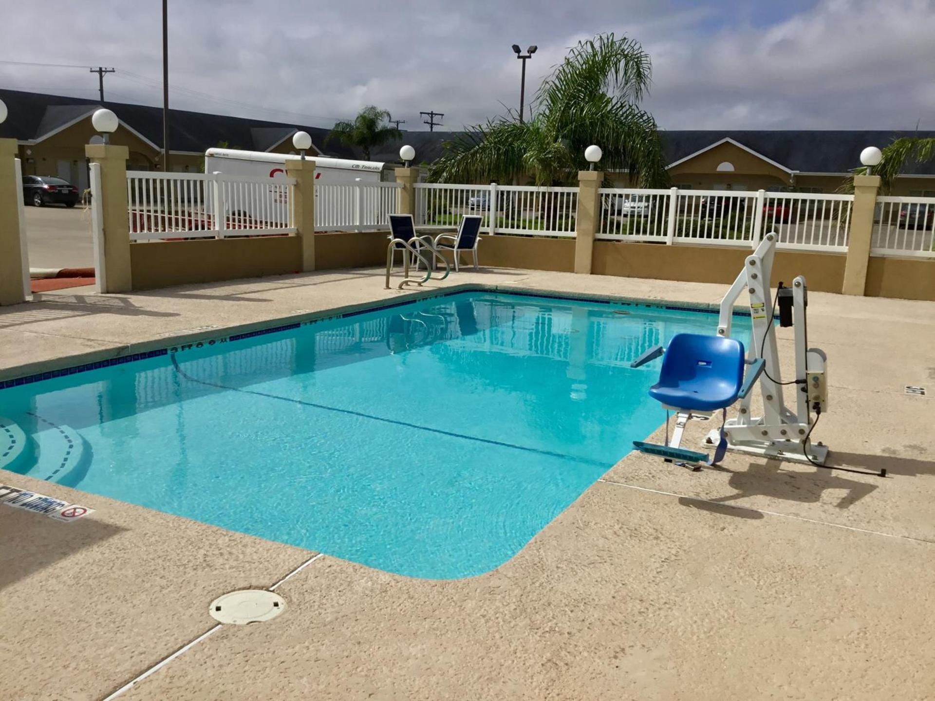 Days Inn by Wyndham Robstown photo 32