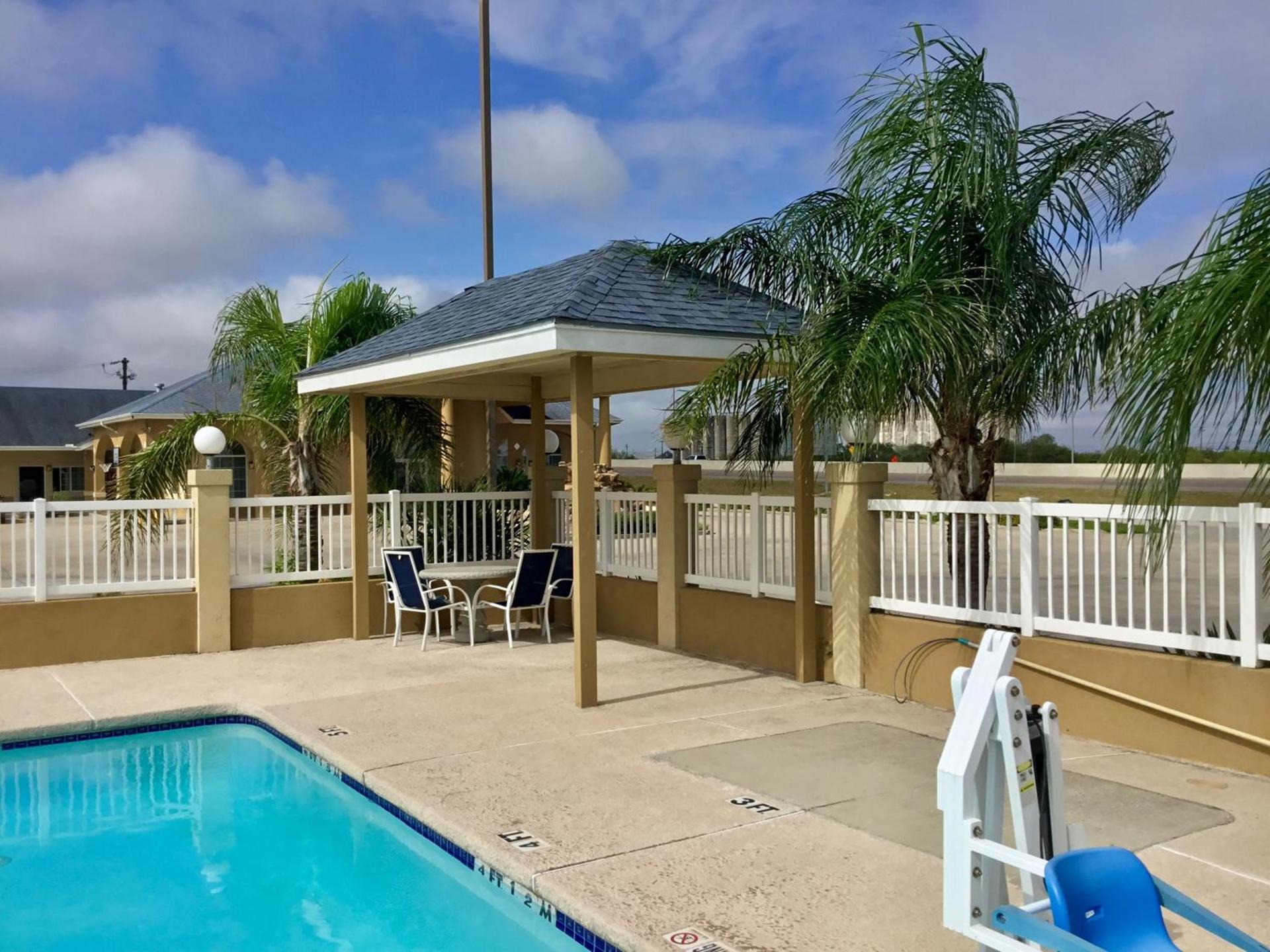 Days Inn by Wyndham Robstown photo 34