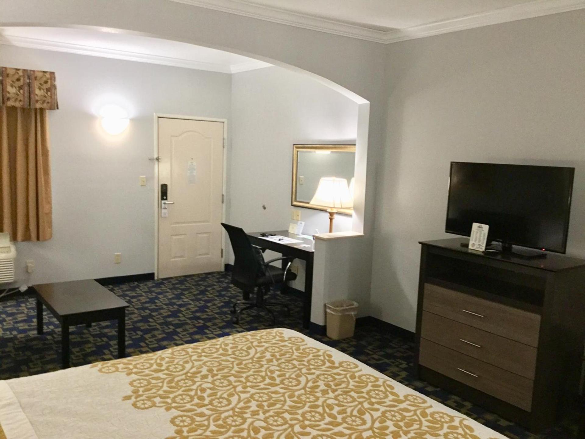 Days Inn by Wyndham Robstown photo 37