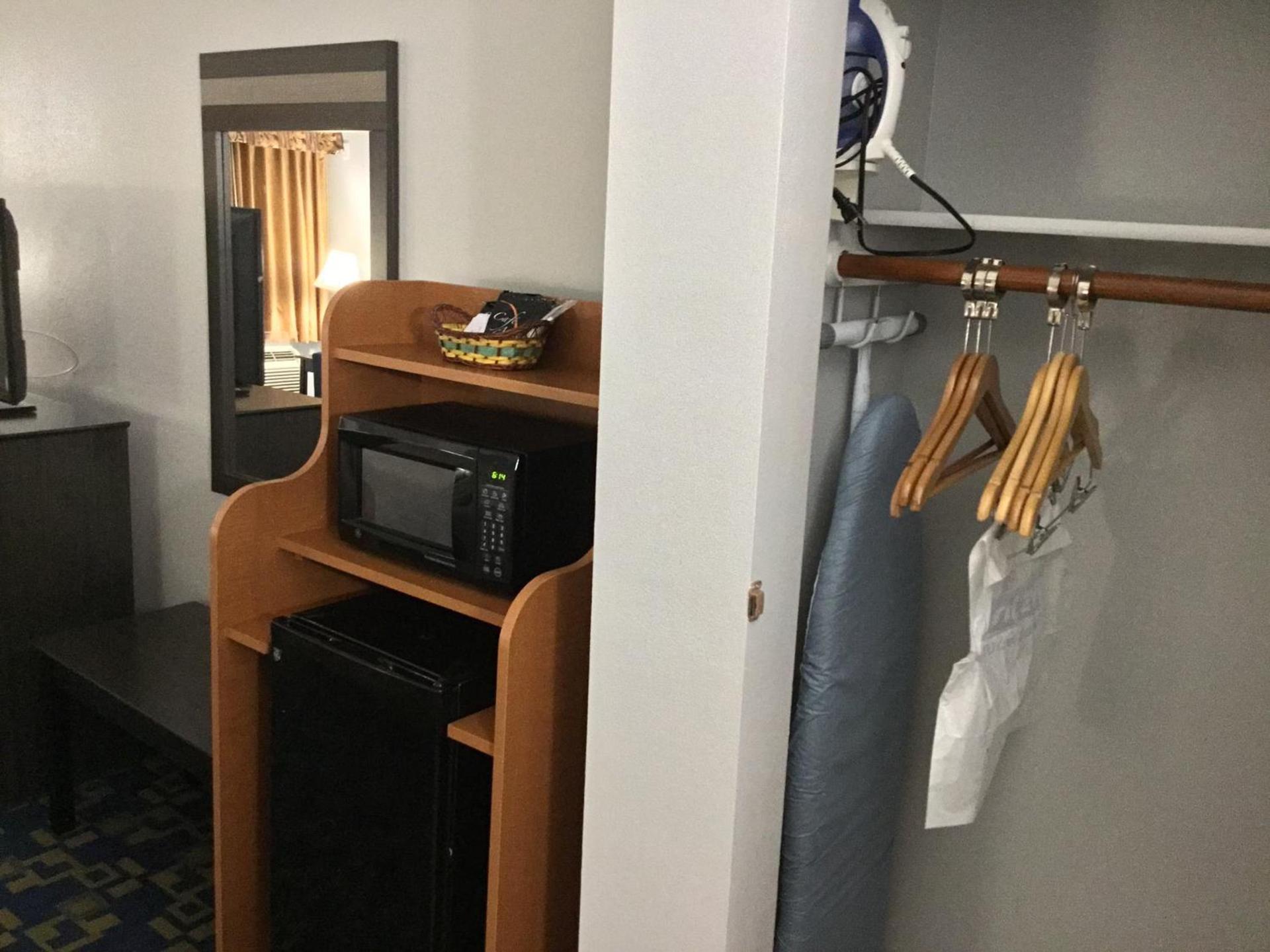 Days Inn by Wyndham Robstown photo 44