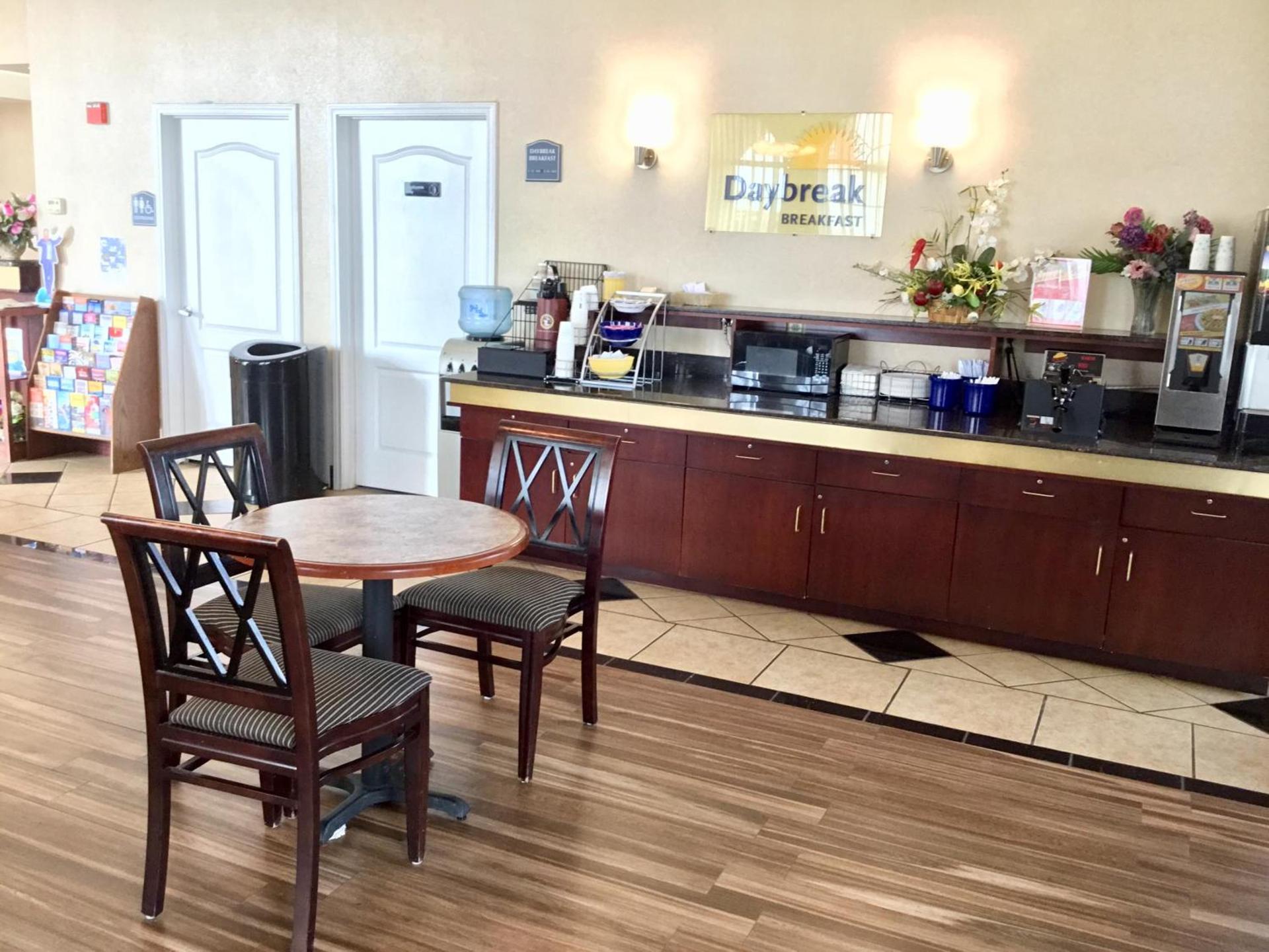Days Inn by Wyndham Robstown photo 28