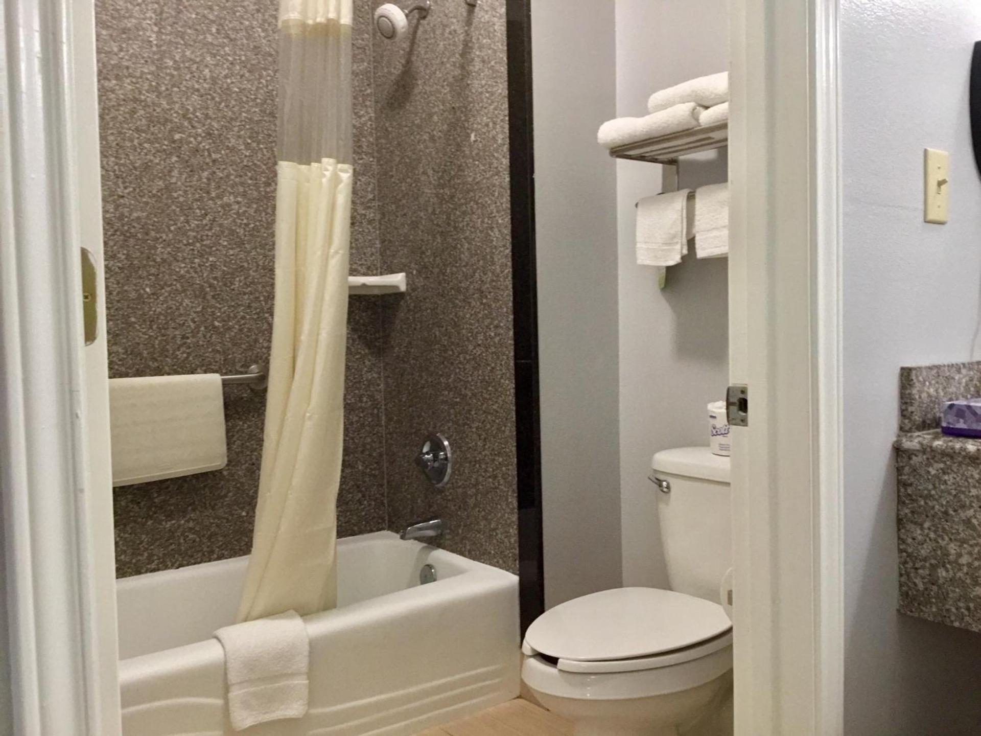 Days Inn by Wyndham Robstown photo 47