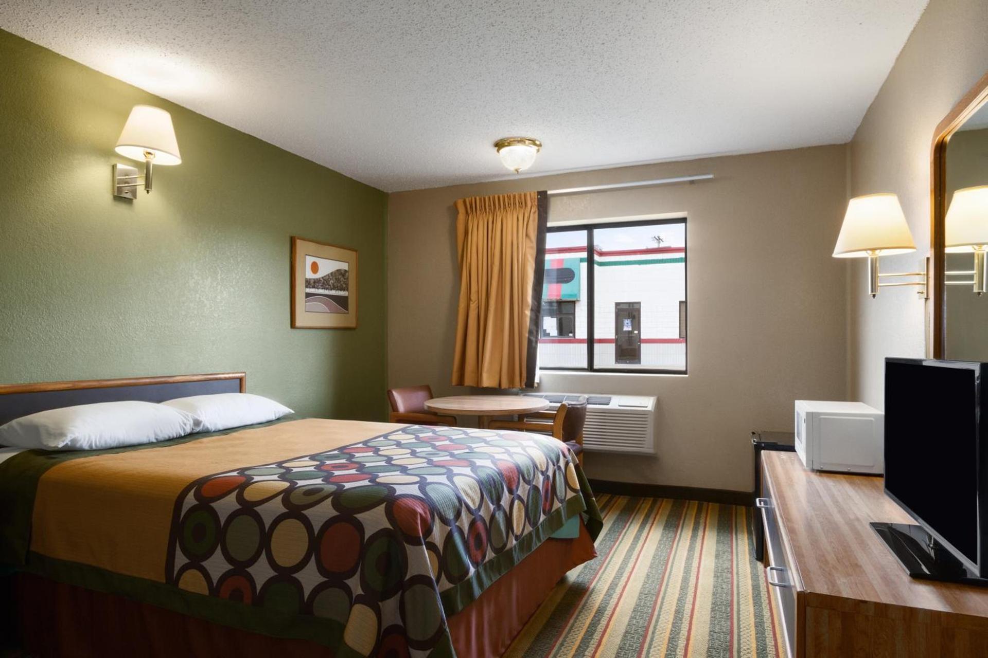 Super 8 by Wyndham Blackwell photo 13