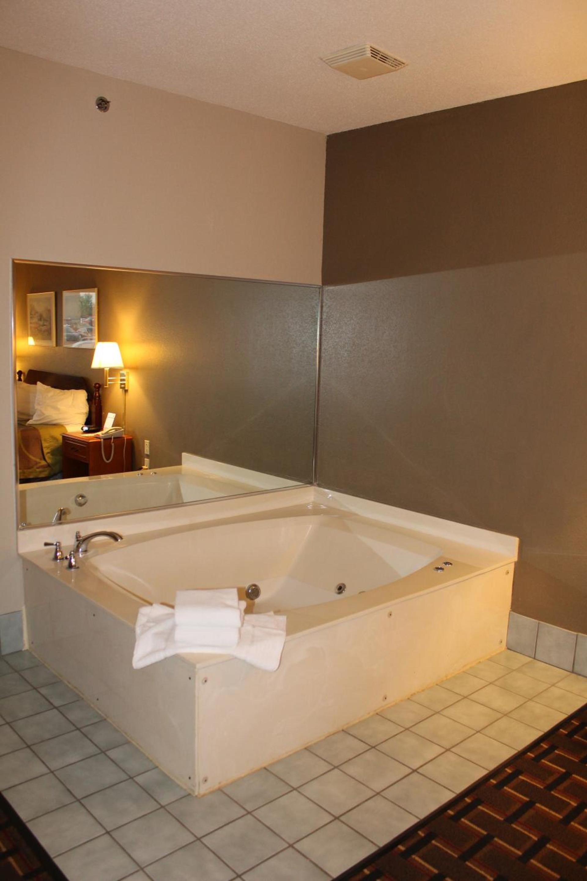 Super 8 by Wyndham Valparaiso photo 30