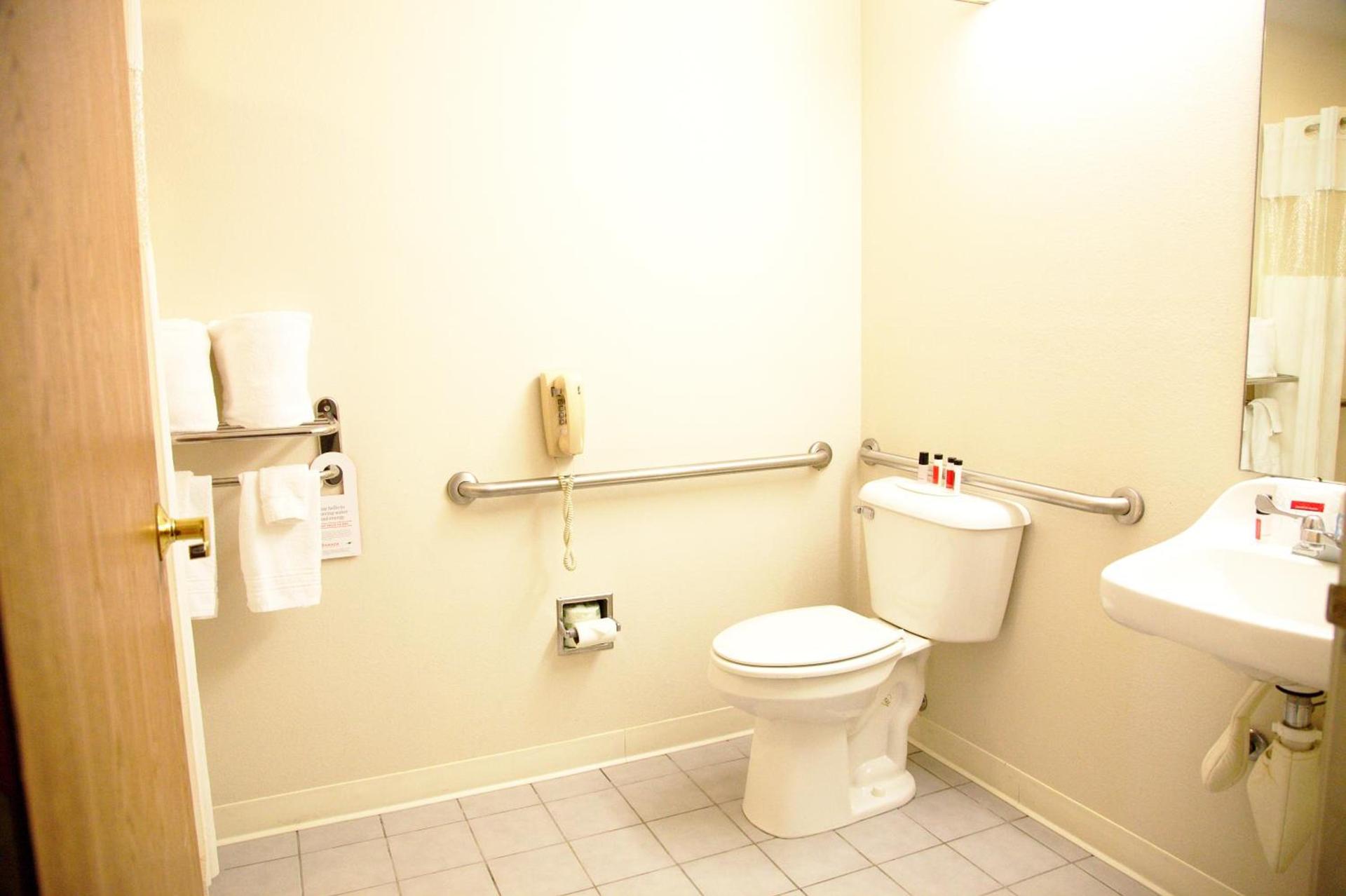 Ramada Limited Bloomington IL I-74/I-55 photo 24