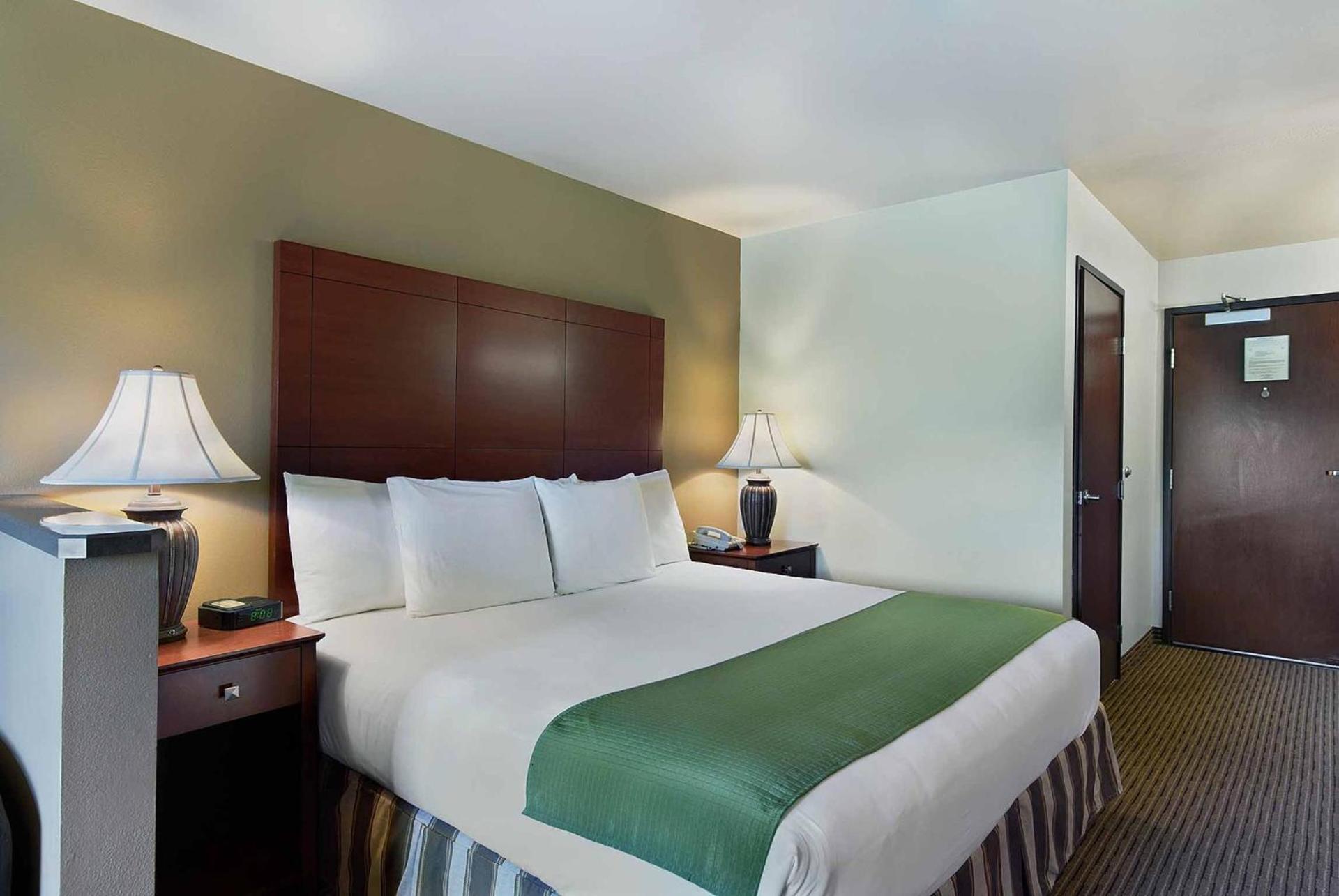 Oxford Suites Yakima photo 31