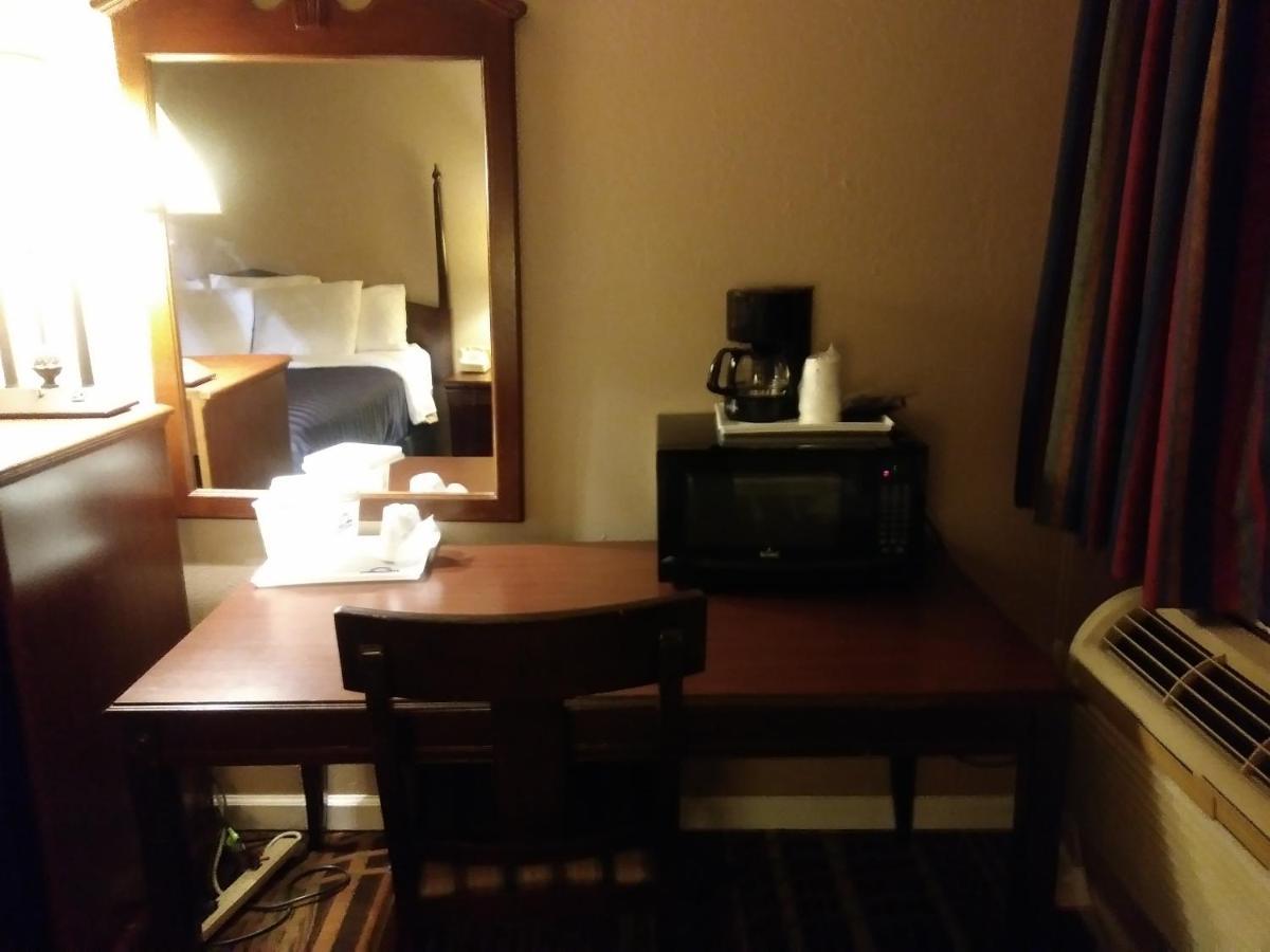 Days Inn by Wyndham Hot Springs photo 10