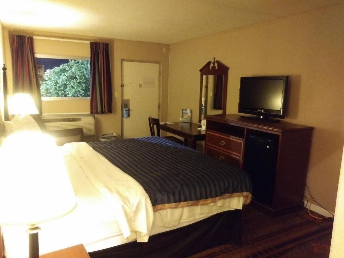 Days Inn by Wyndham Hot Springs photo 5
