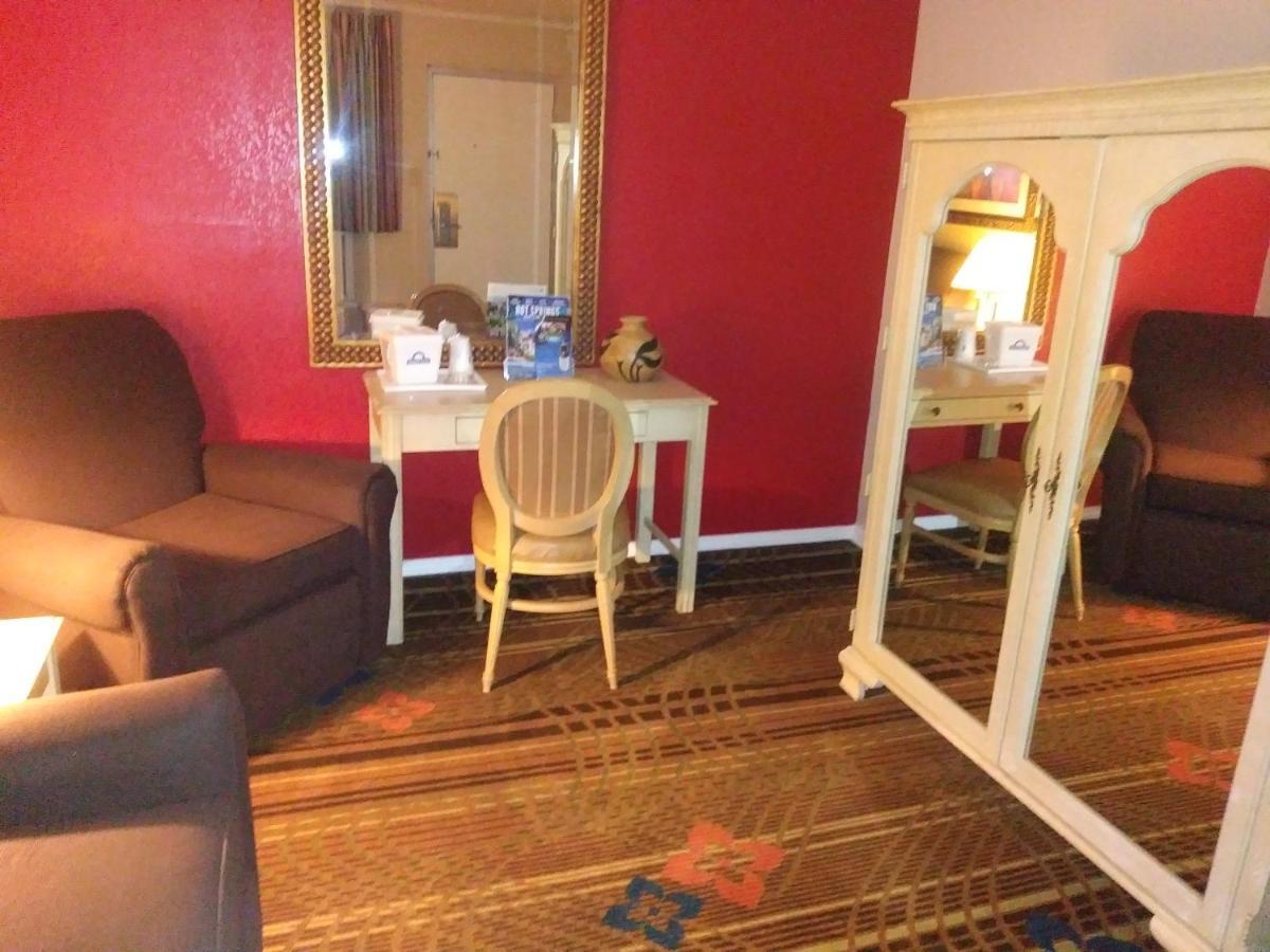 Days Inn by Wyndham Hot Springs photo 18