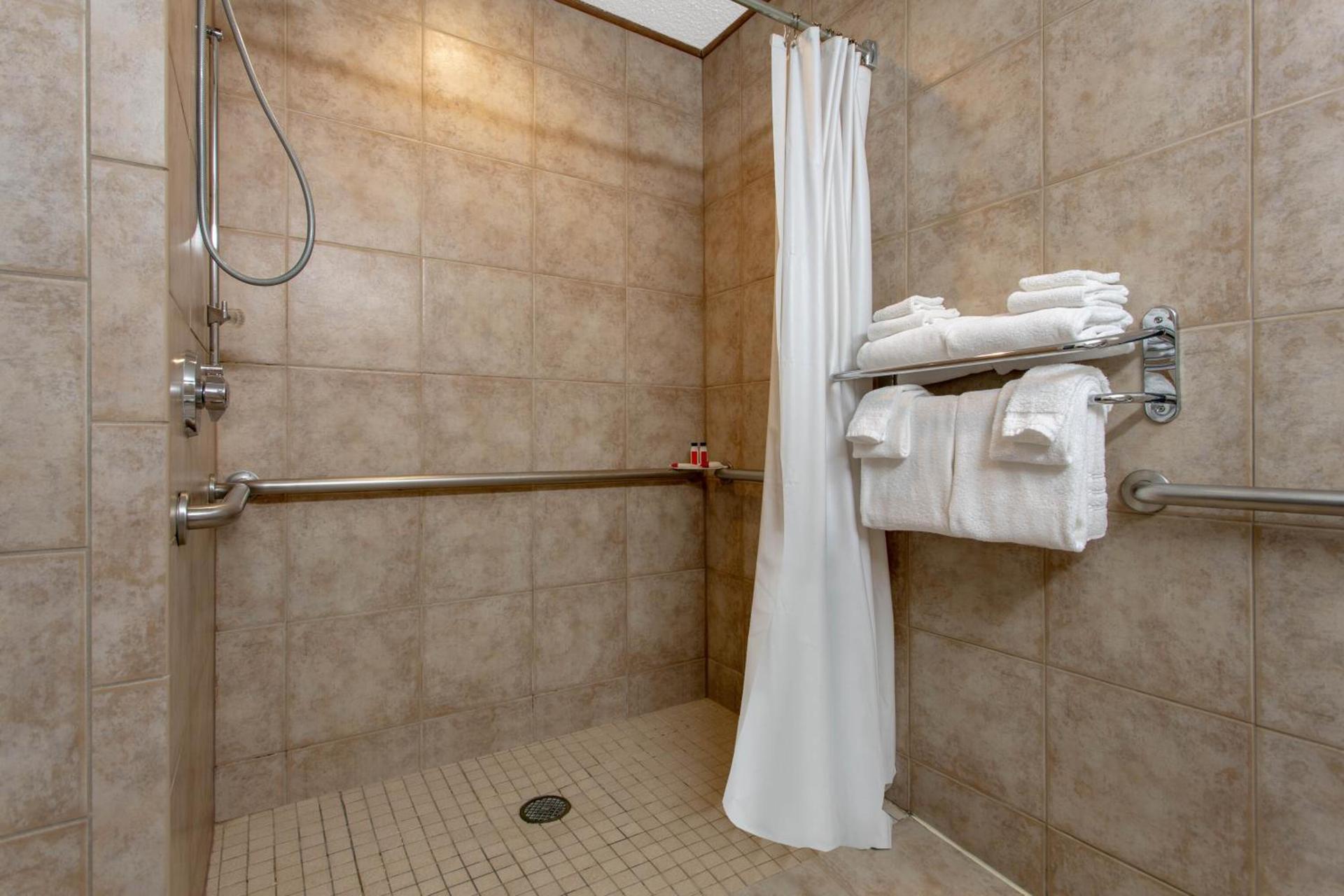 Microtel Inn & Suites by Wyndham Lillington/Campbell University photo 17