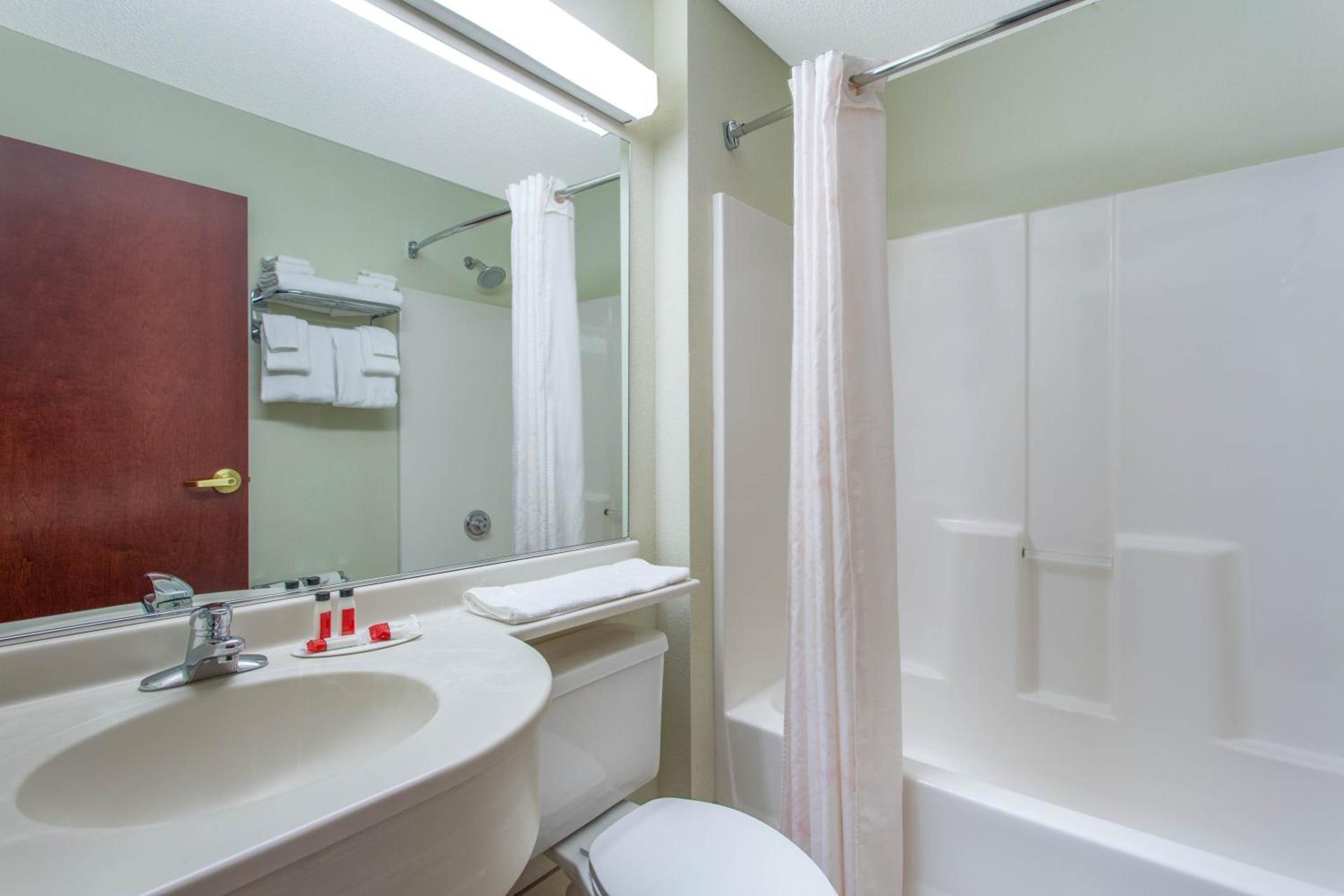 Microtel Inn & Suites by Wyndham Lillington/Campbell University photo 15