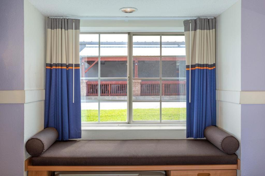 Microtel Inn & Suites by Wyndham Lillington/Campbell University photo 20