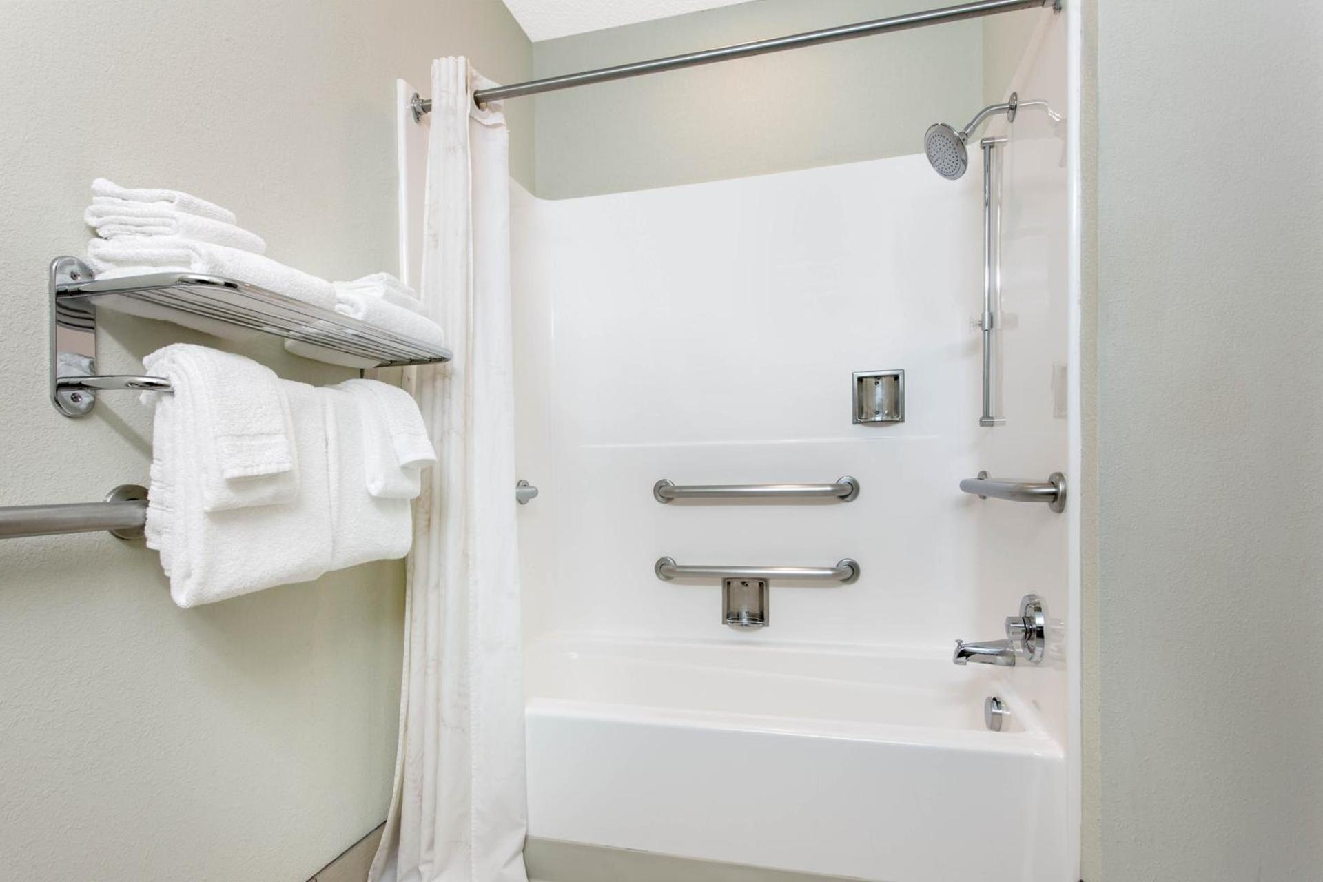 Microtel Inn & Suites by Wyndham Lillington/Campbell University photo 16