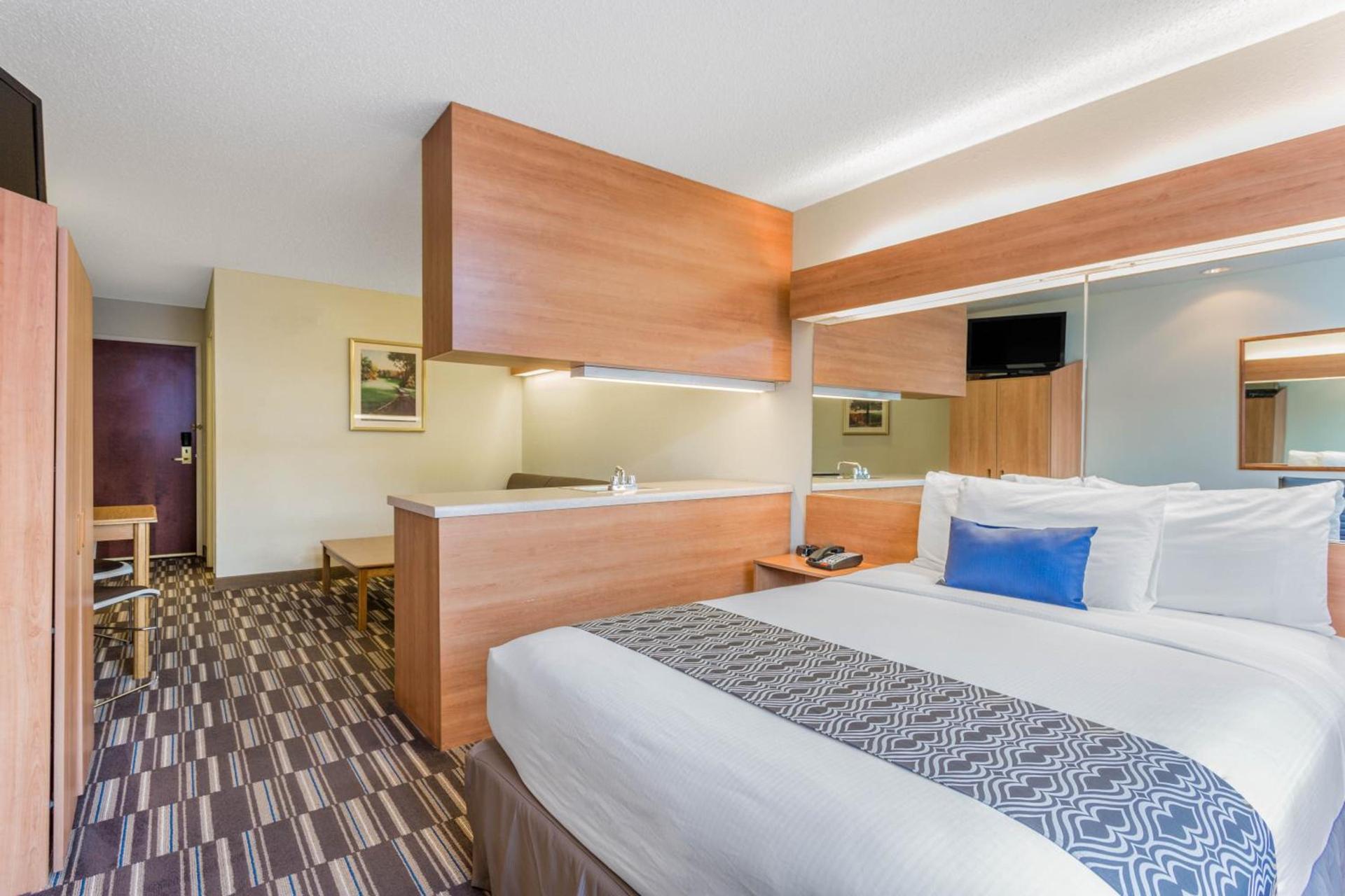 Microtel Inn & Suites by Wyndham Lillington/Campbell University photo 11