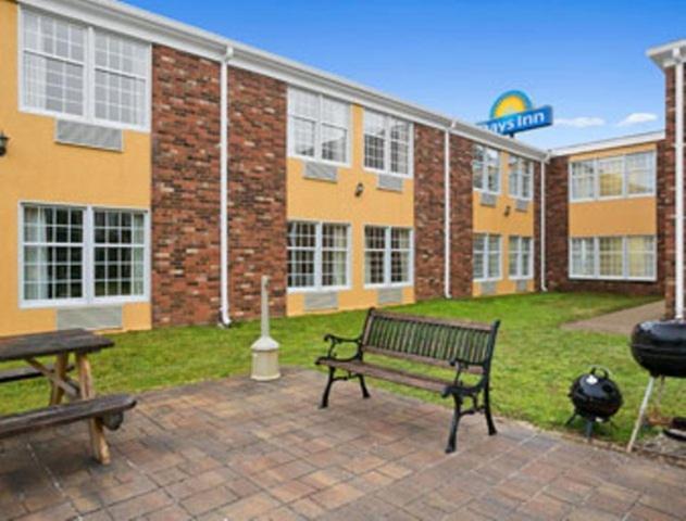 Days Inn by Wyndham Madisonville photo 4