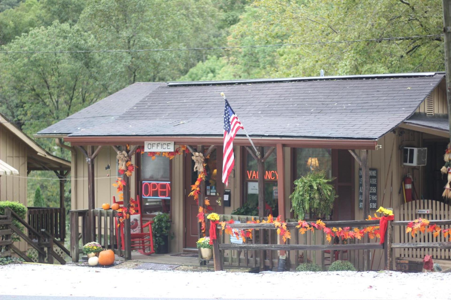 The Evening Shade River Lodge and Cabins photo 43