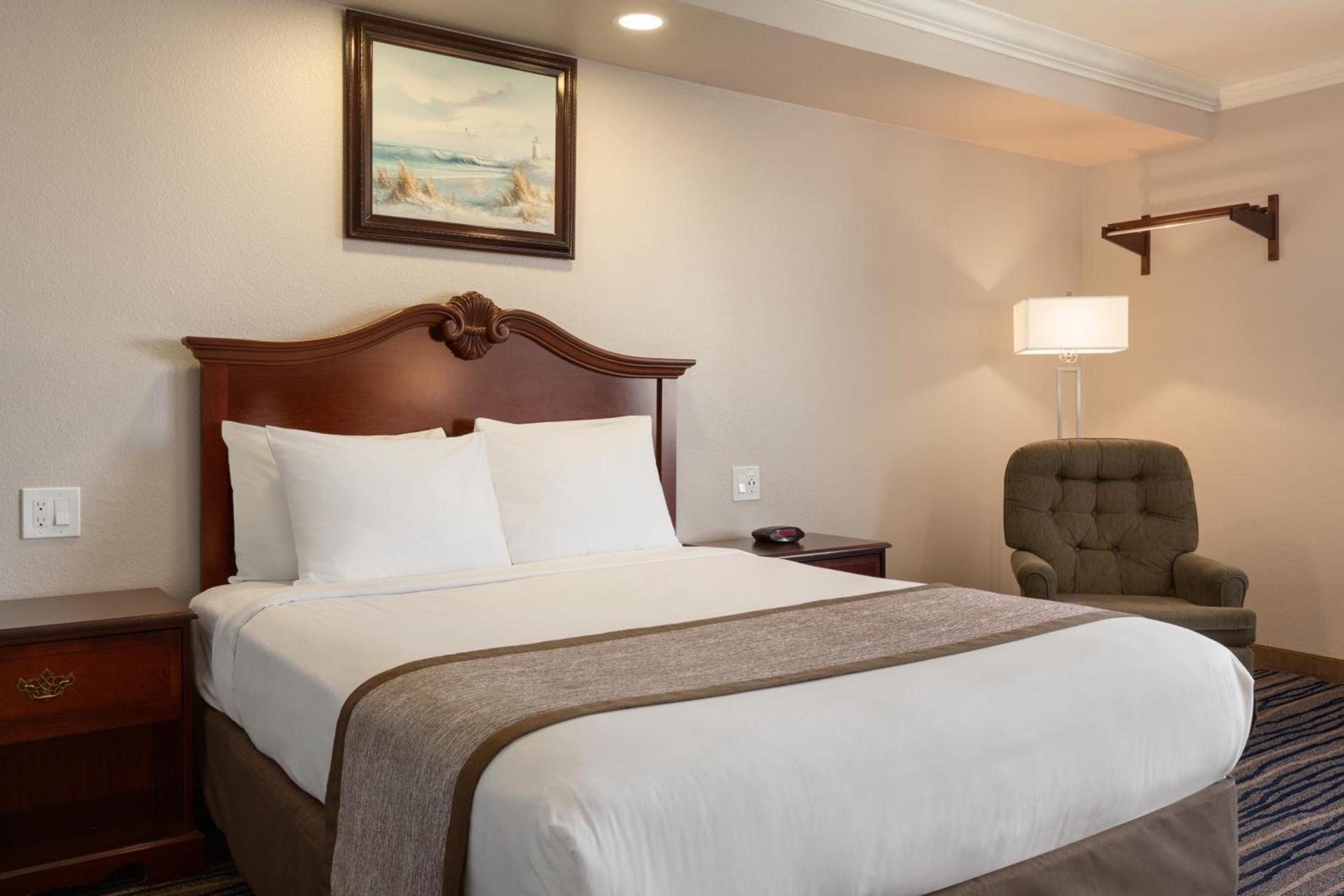 Days Inn by Wyndham Eureka CA photo 32