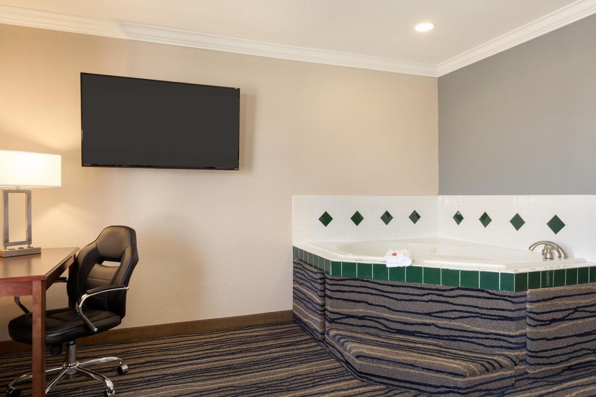 Days Inn by Wyndham Eureka CA photo 44