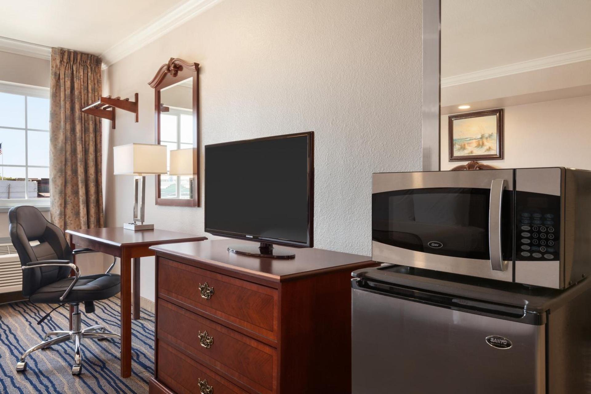 Days Inn by Wyndham Eureka CA photo 45