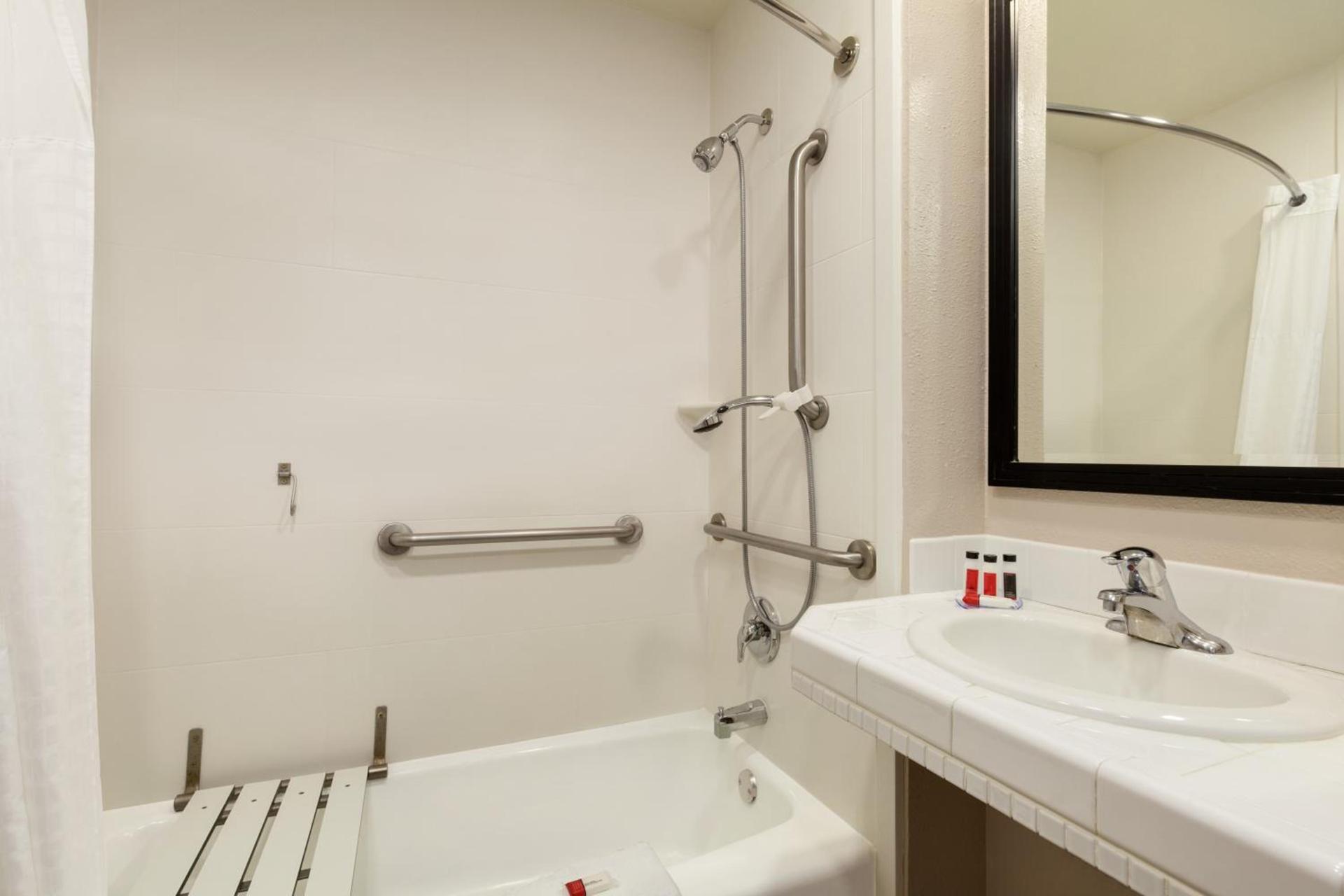 Days Inn by Wyndham Eureka CA photo 49