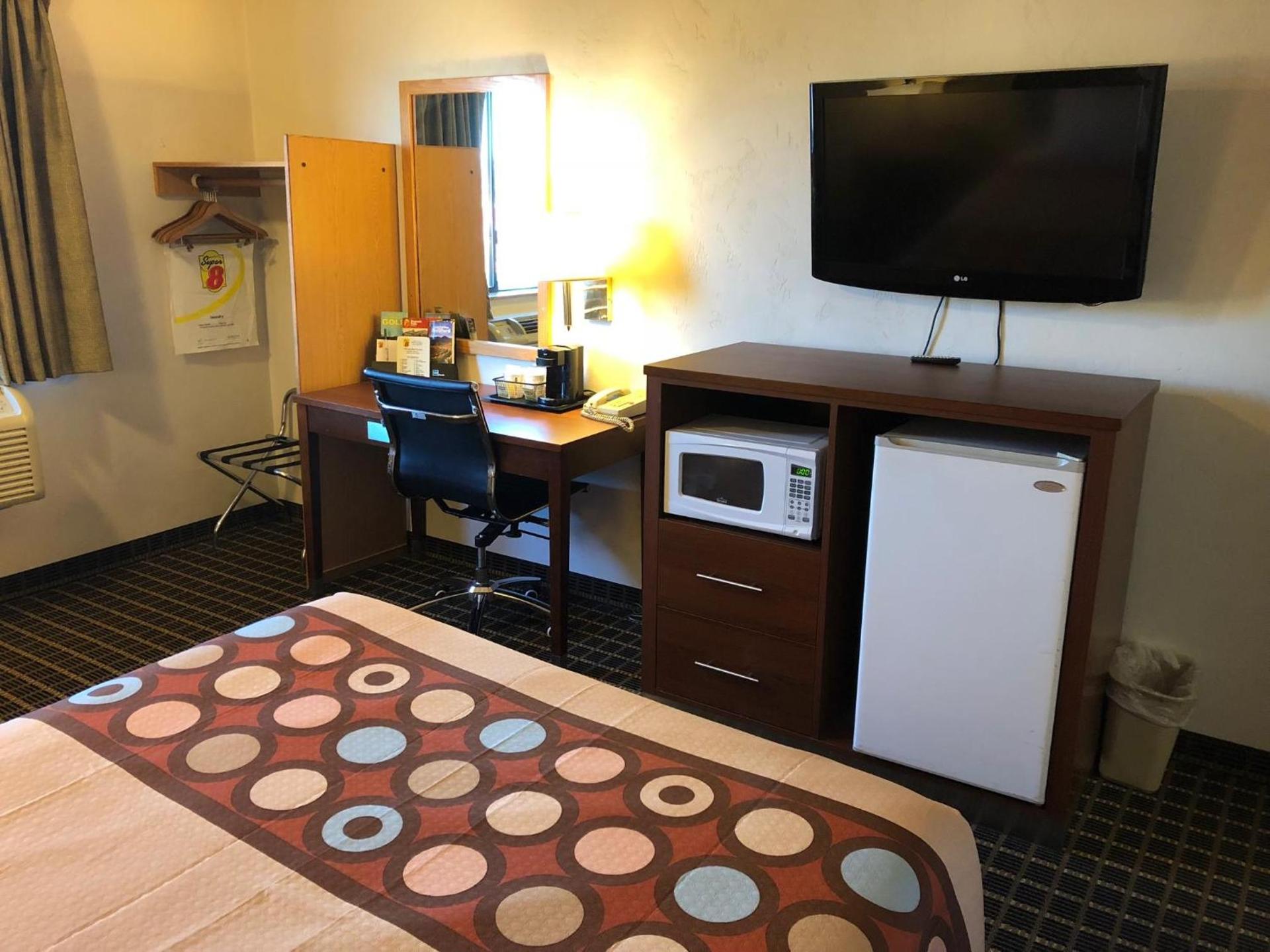 Super 8 by Wyndham Klamath Falls photo 21