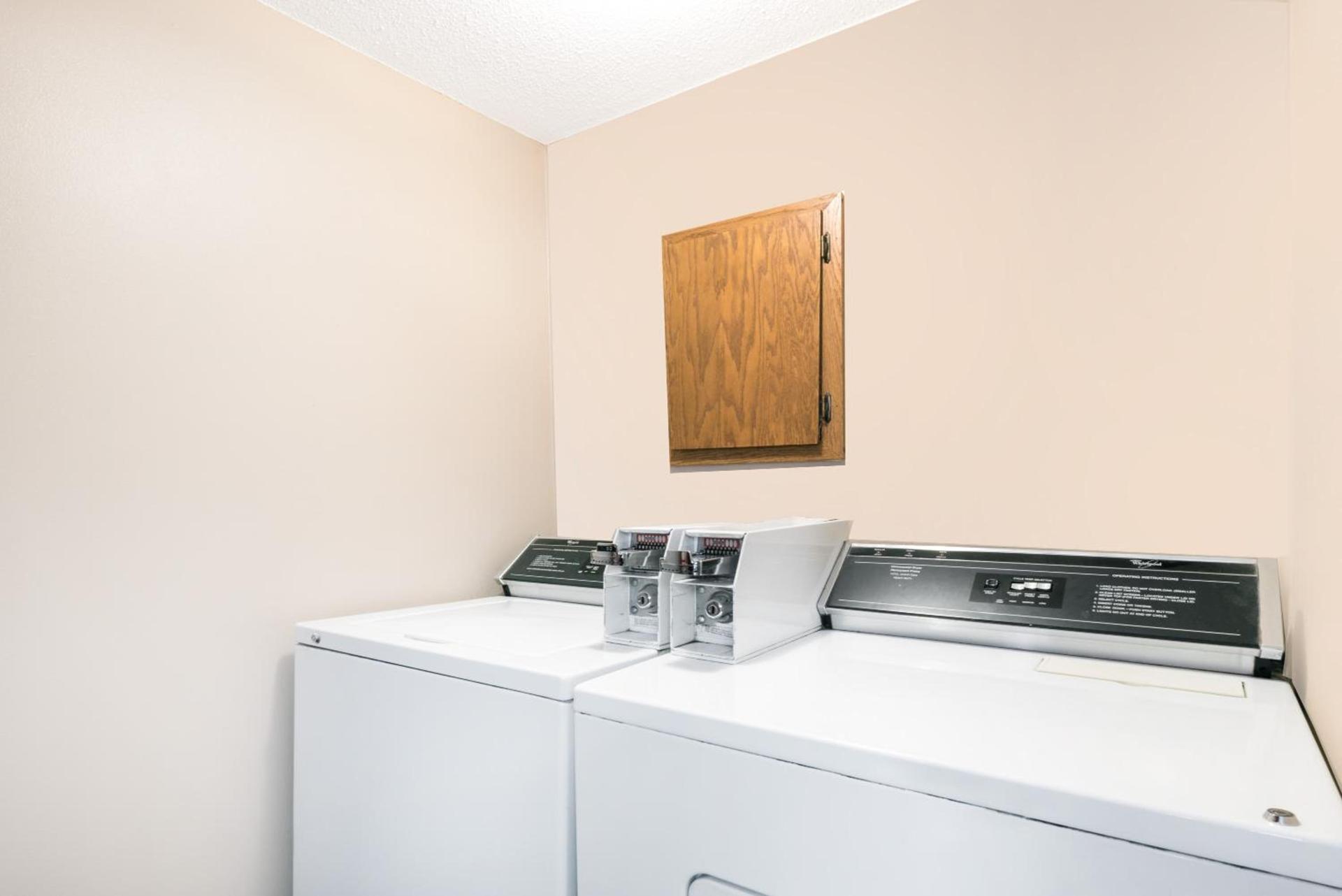 Super 8 by Wyndham Milbank SD photo 5