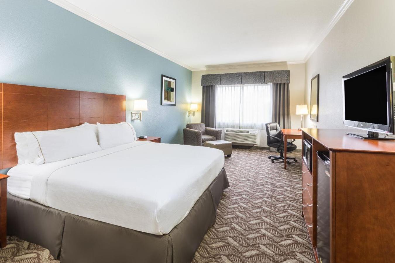 Holiday Inn Express Hotel and Suites Lake Charles by IHG photo 2