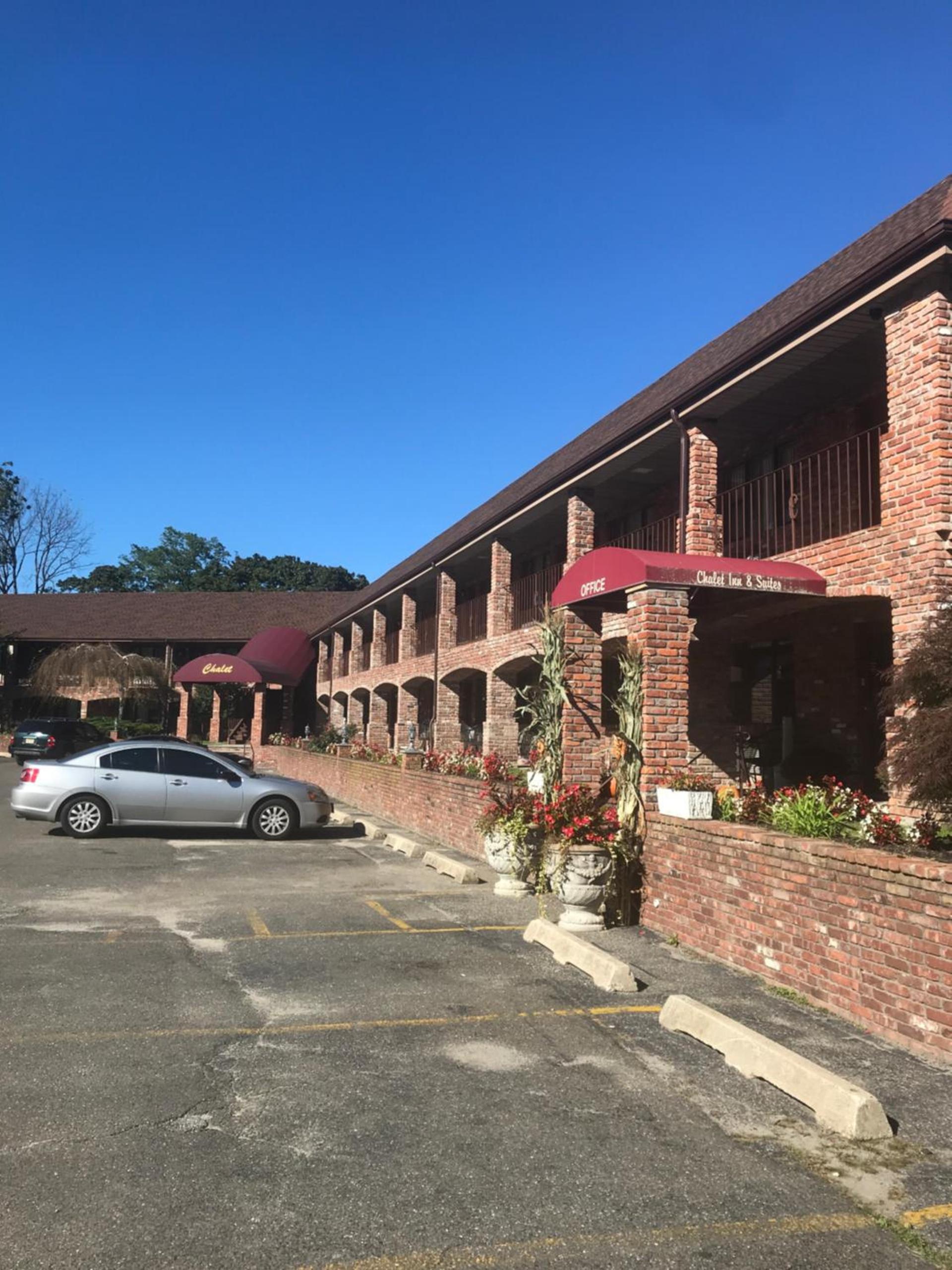 Chalet Inn & Suites photo 1
