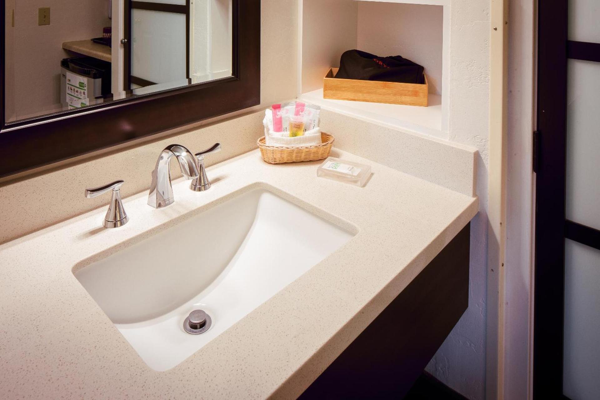 Pines Inn & Suites photo 26