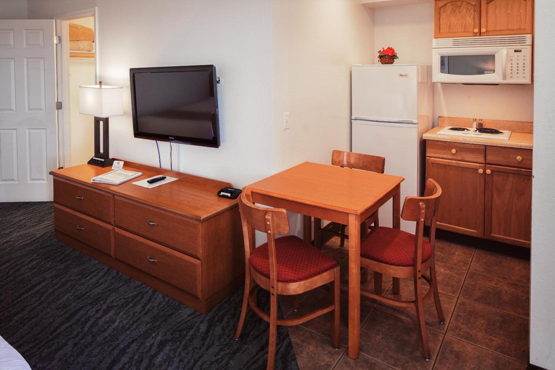 Pines Inn & Suites photo 20