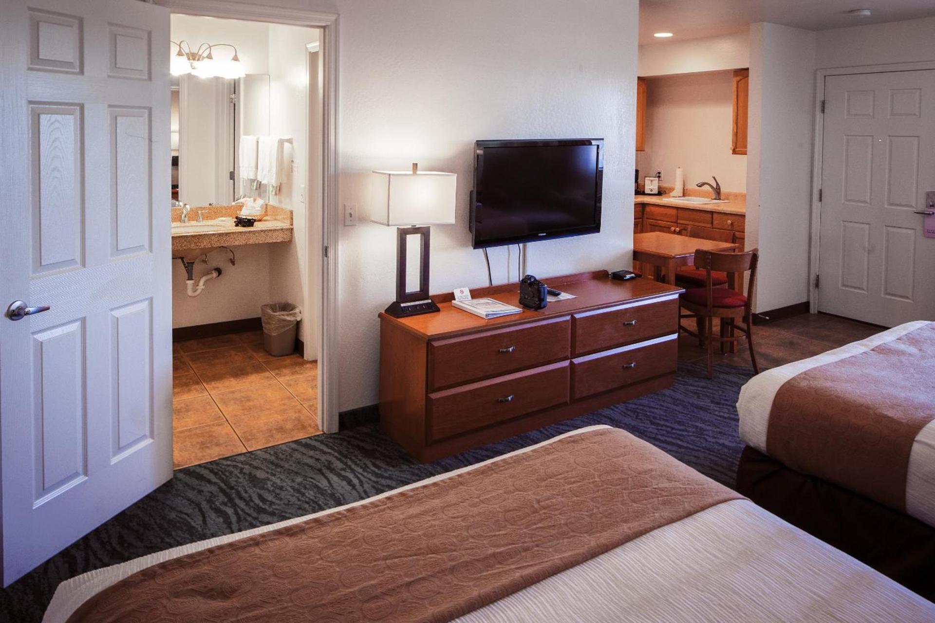 Pines Inn & Suites photo 21