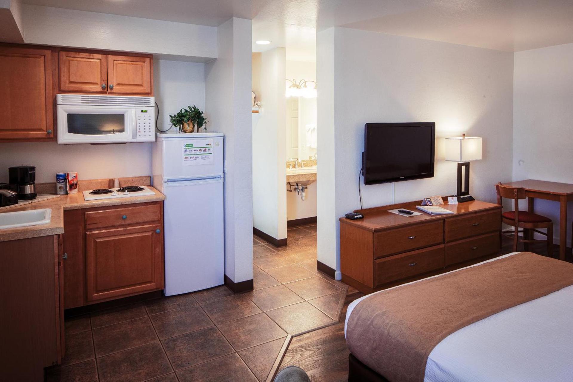 Pines Inn & Suites photo 24