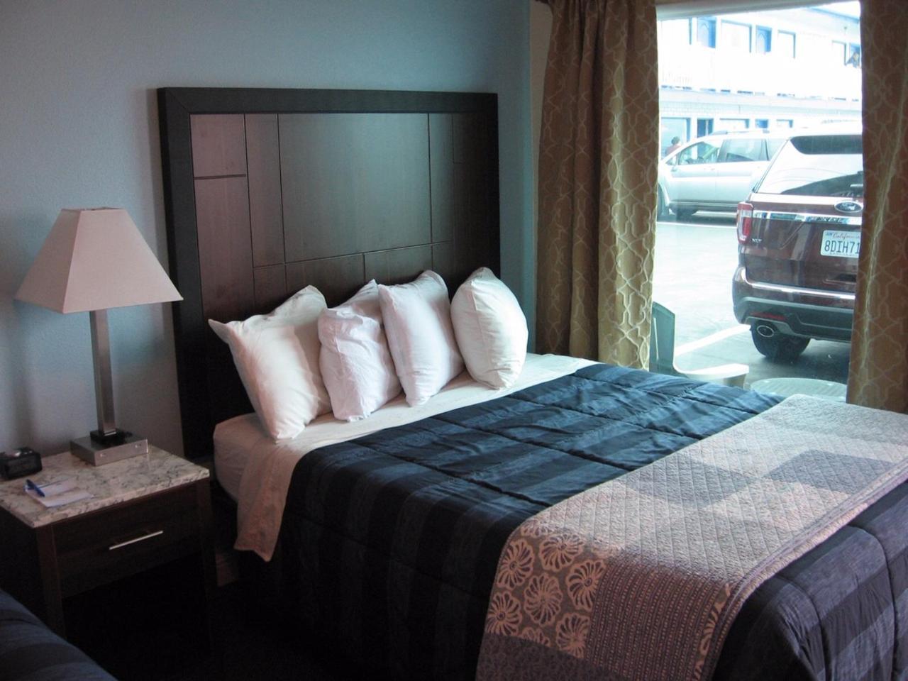 Dolphin Cove Motel photo 78