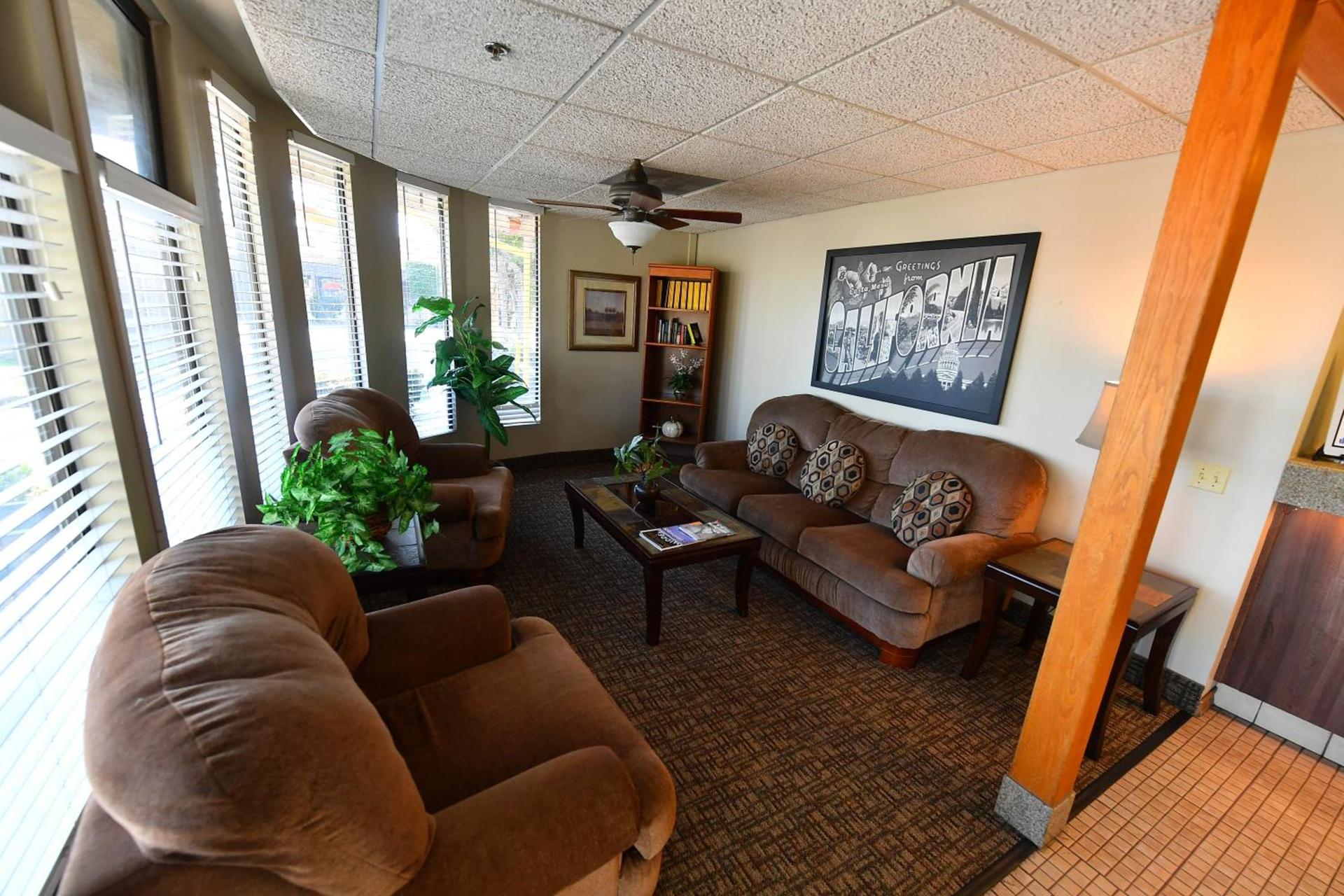 Costa Mesa Inn - Newport Beach Area photo 16